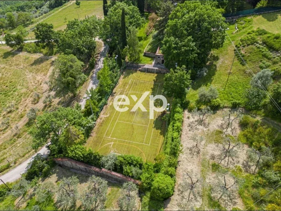 Enchanting Tuscan stone villa with panoramic countryside views 4