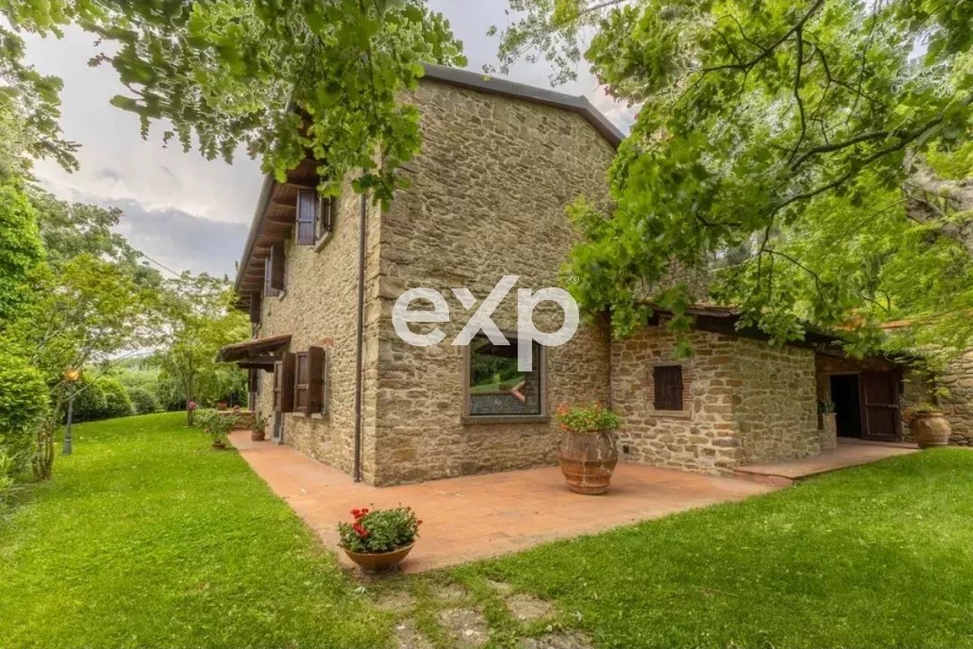 Enchanting Tuscan stone villa with panoramic countryside views 3