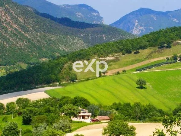 Casale in Pietra con Piscina e B&B avviato in Vendita a Cagli, Marche