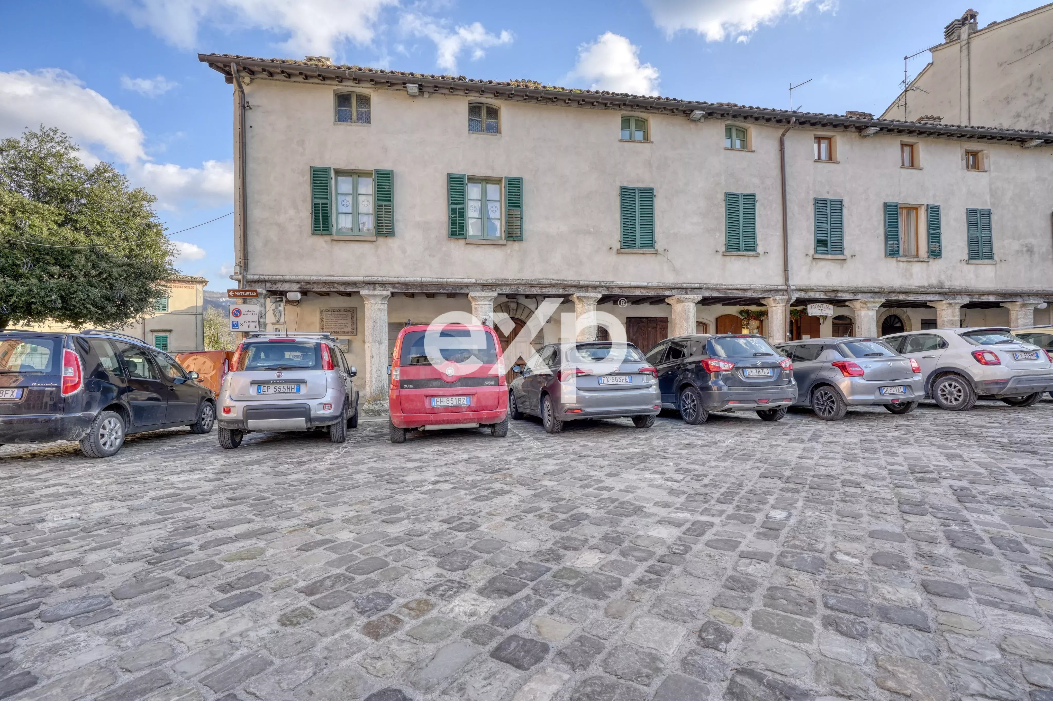 Dove la Storia ha fatto Pace: Il Tuo Rifugio nel Palazzo della Ragione