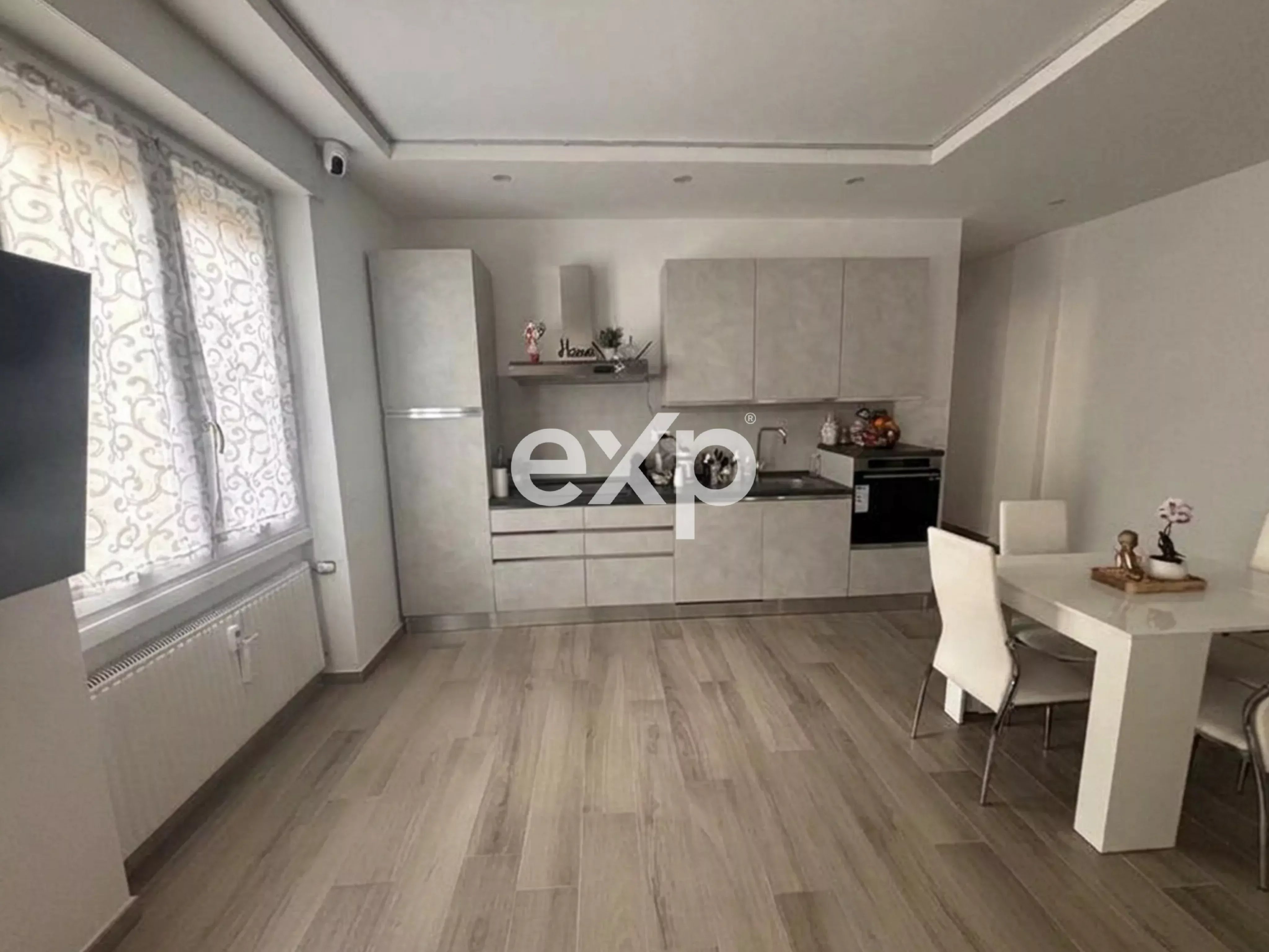 Appartamento ristrutturato a nuovo vicino al centro: bilocale con studio e balcone