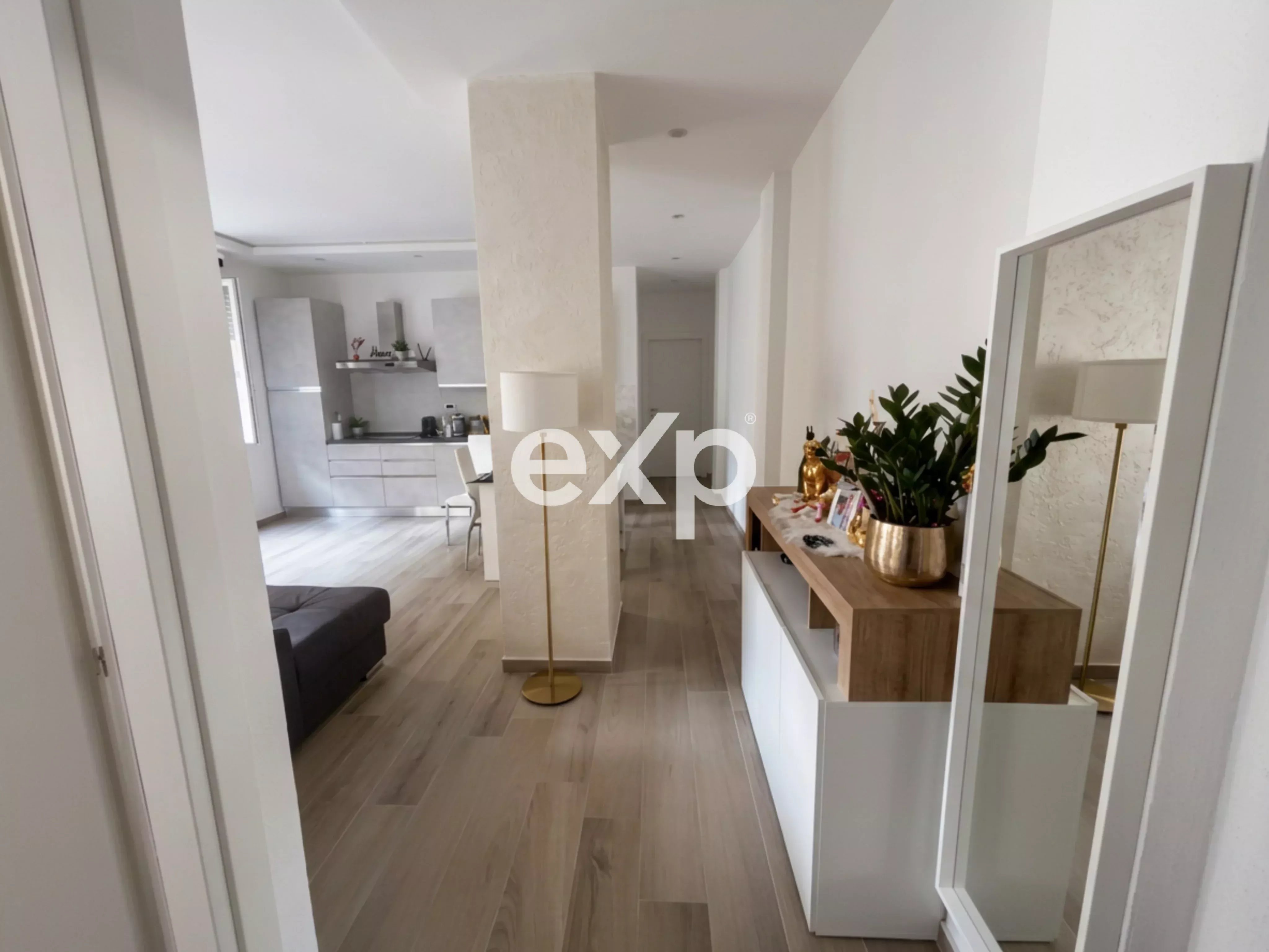 Appartamento ristrutturato a nuovo vicino al centro: bilocale con studio e balcone
