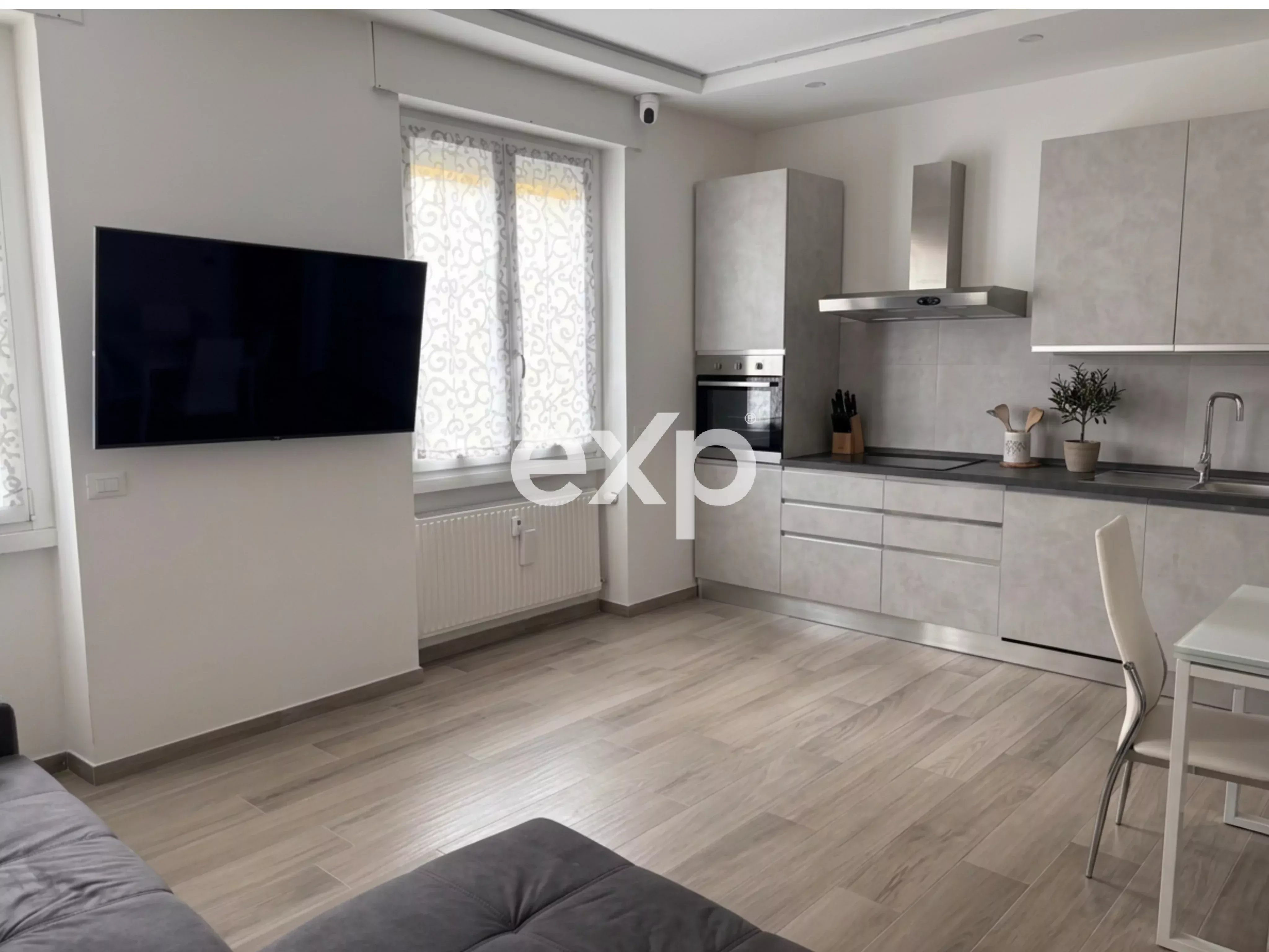 Appartamento ristrutturato a nuovo vicino al centro: bilocale con studio e balcone