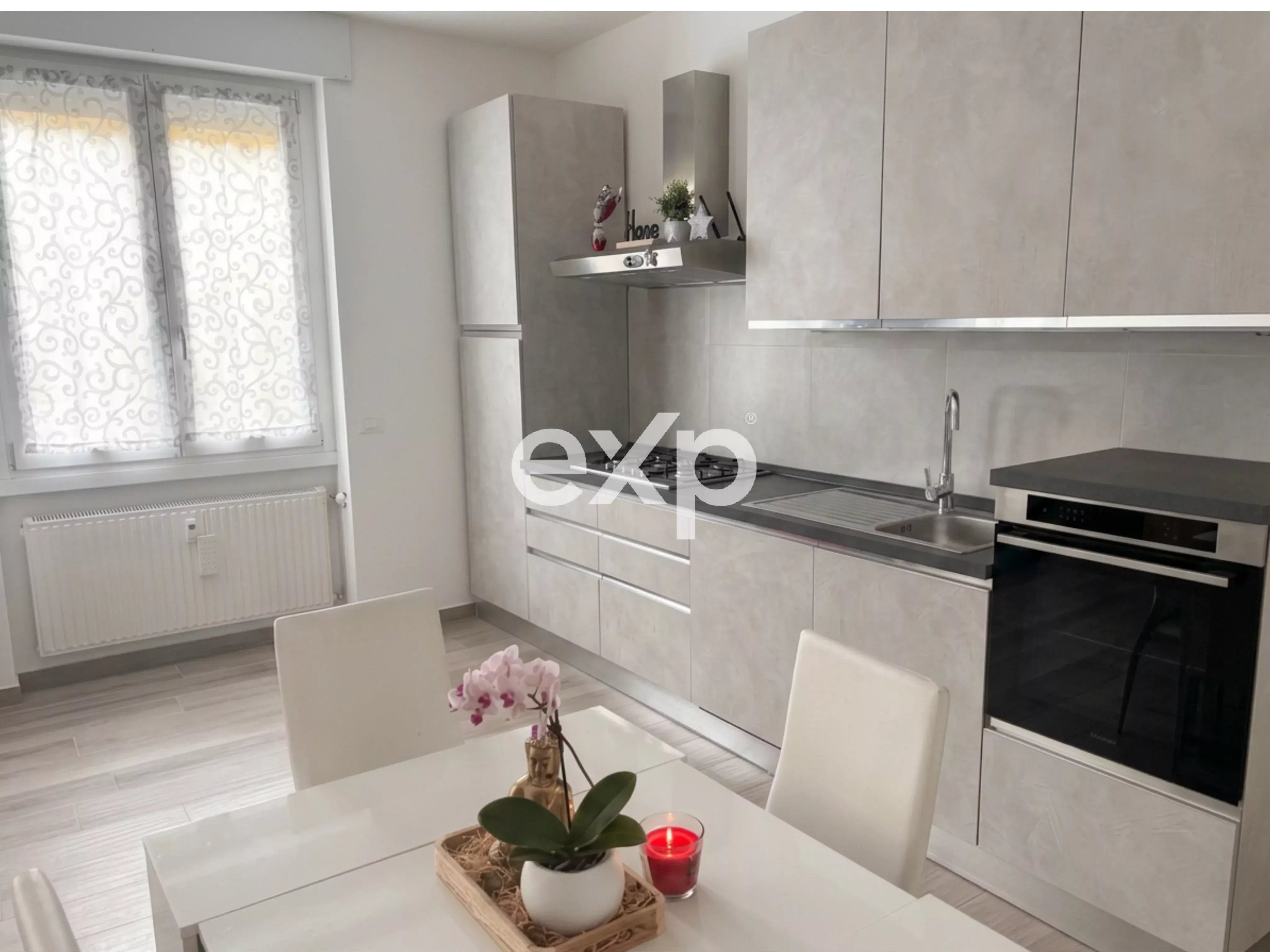 Appartamento ristrutturato a nuovo vicino al centro: bilocale con studio e balcone