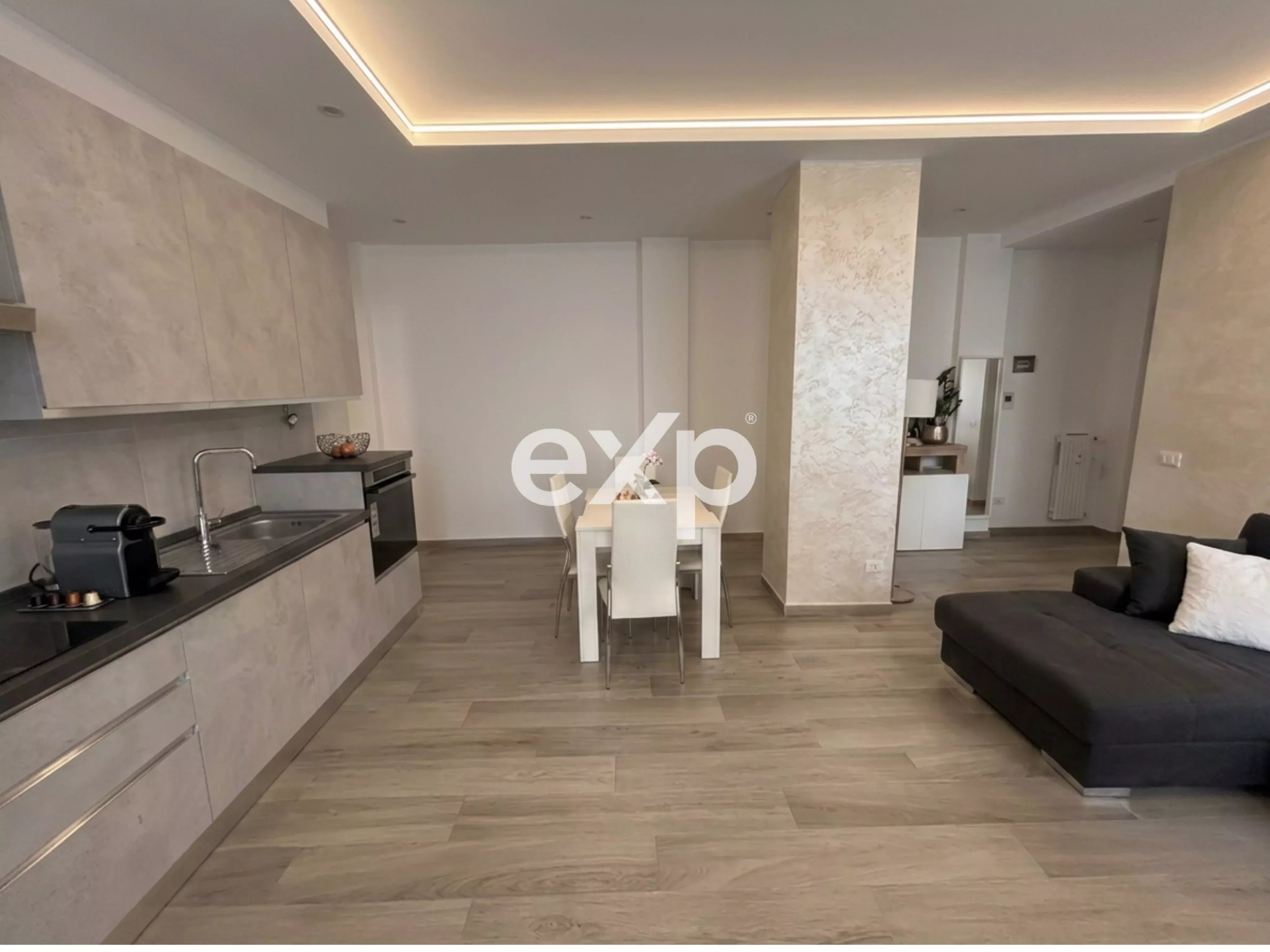 Appartamento ristrutturato a nuovo vicino al centro: bilocale con studio e balcone