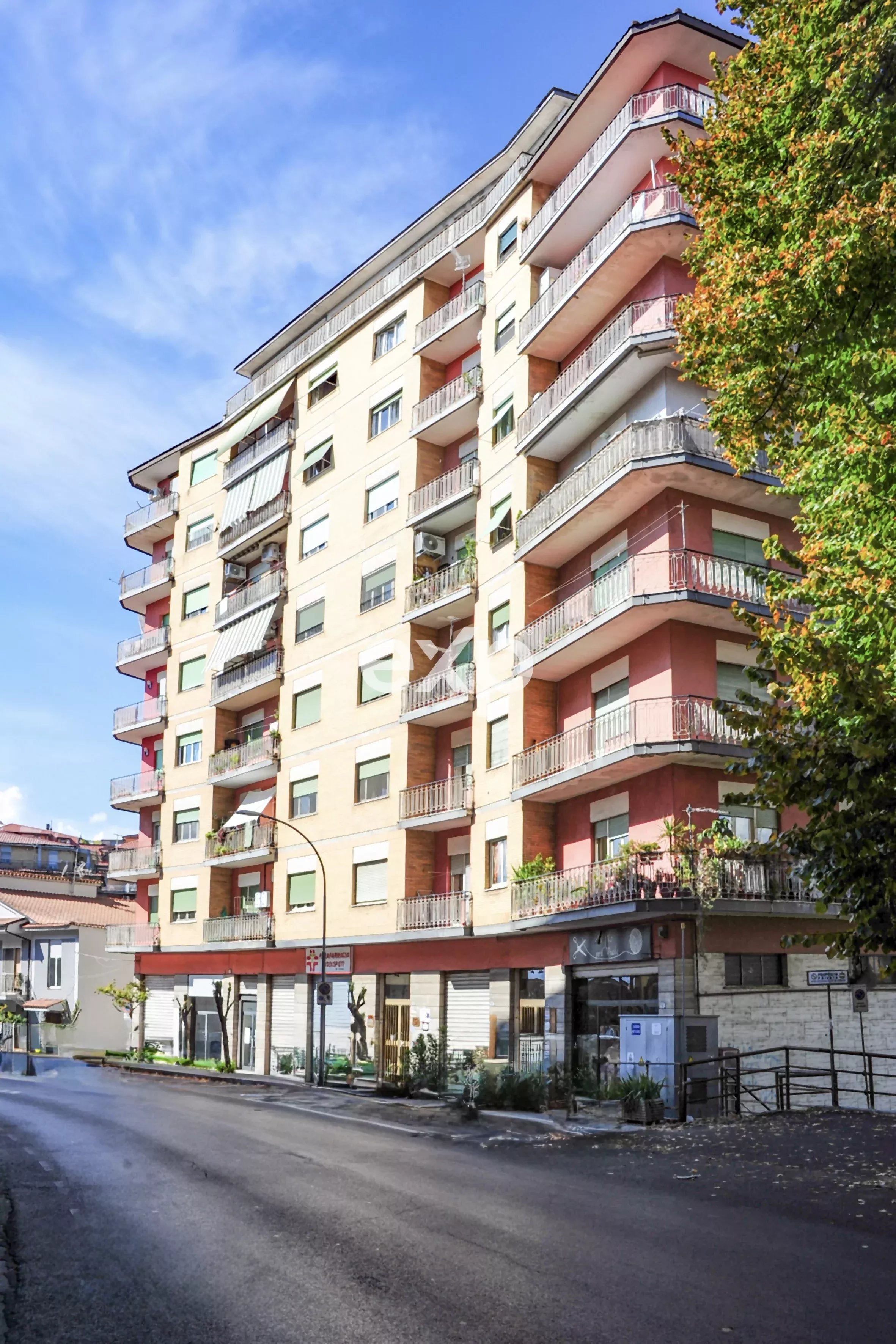 AMPIO 3 LOCALI DI 116 MQ IN VIALE AMERICA LATINA