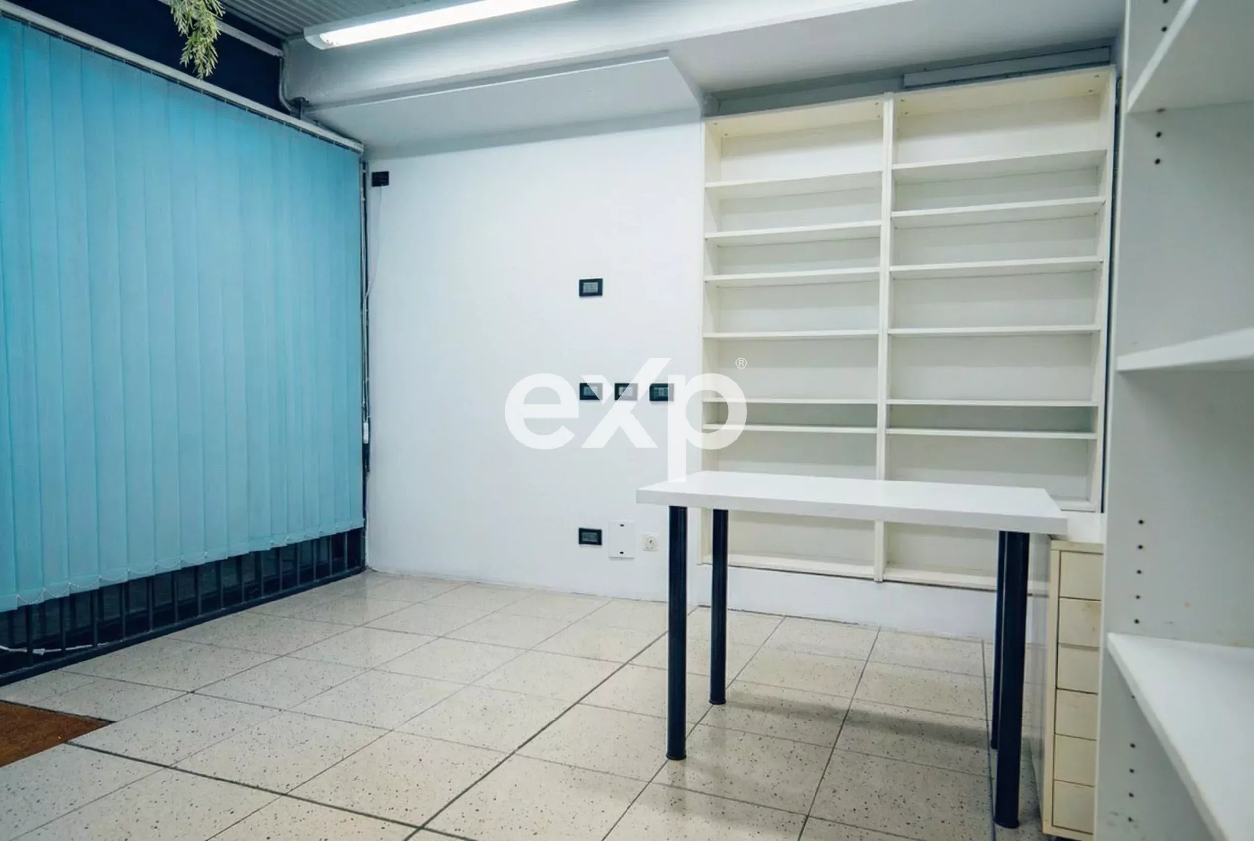 Locale commerciale di 180 mq su due livelli con doppio ingresso e vetrine