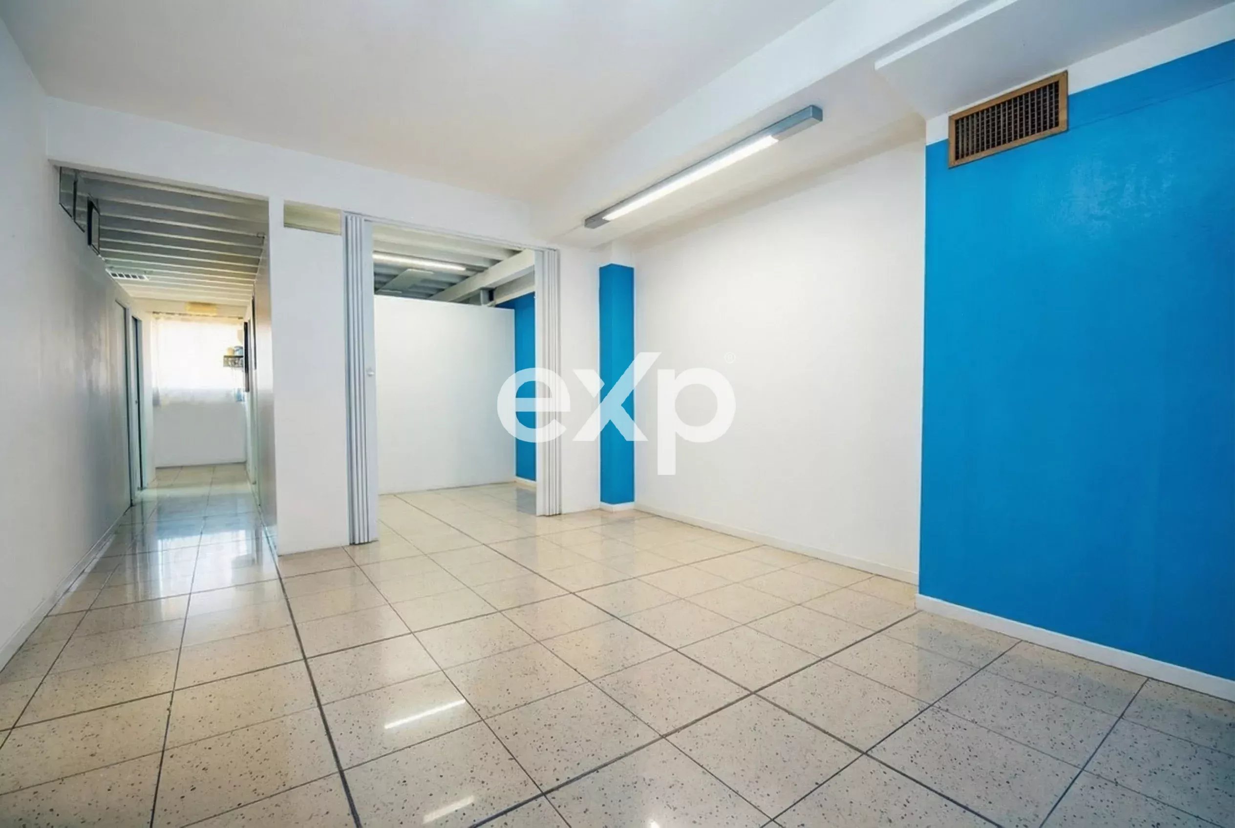 Locale commerciale di 180 mq su due livelli con doppio ingresso e vetrine