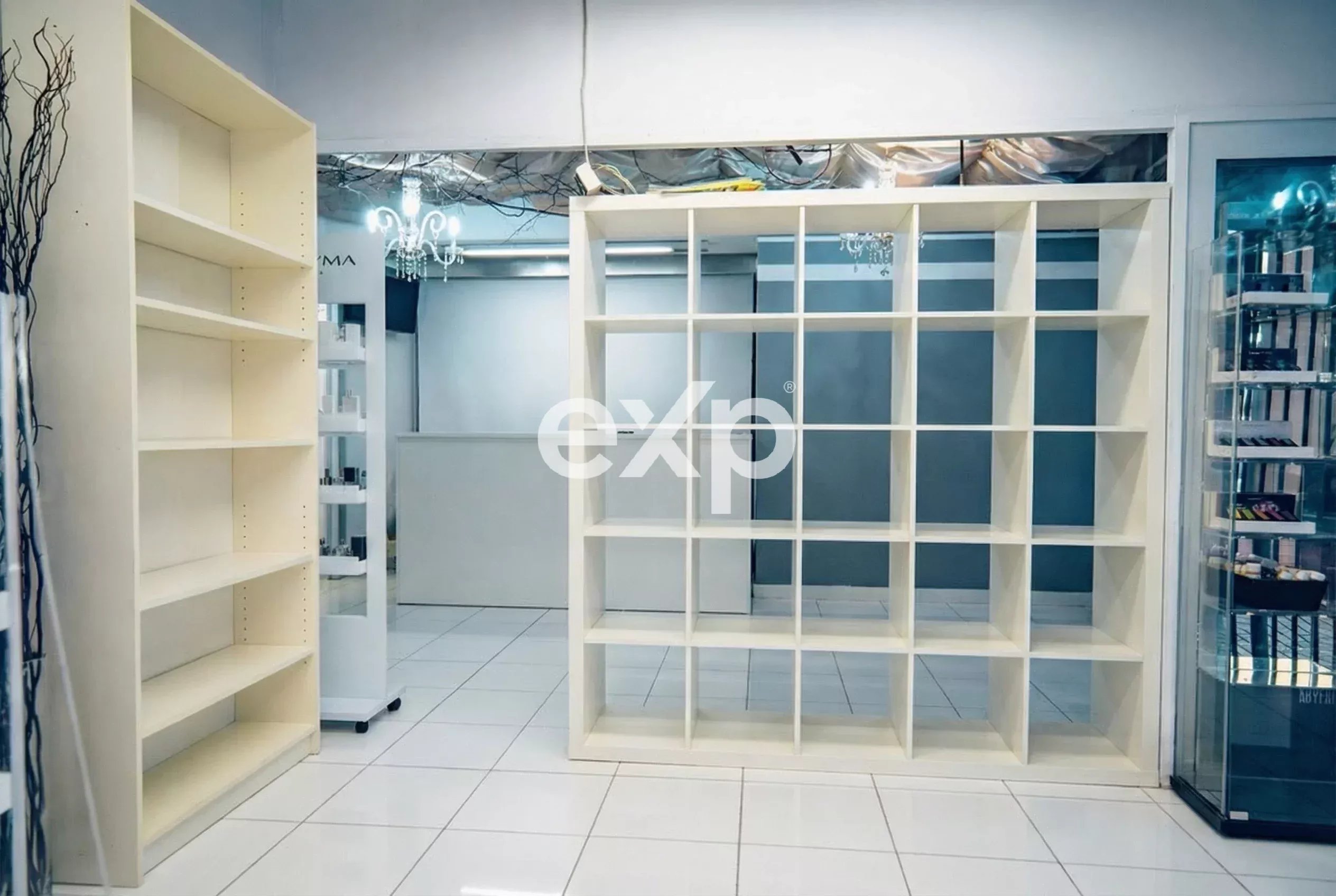 Locale commerciale di 180 mq su due livelli con doppio ingresso e vetrine