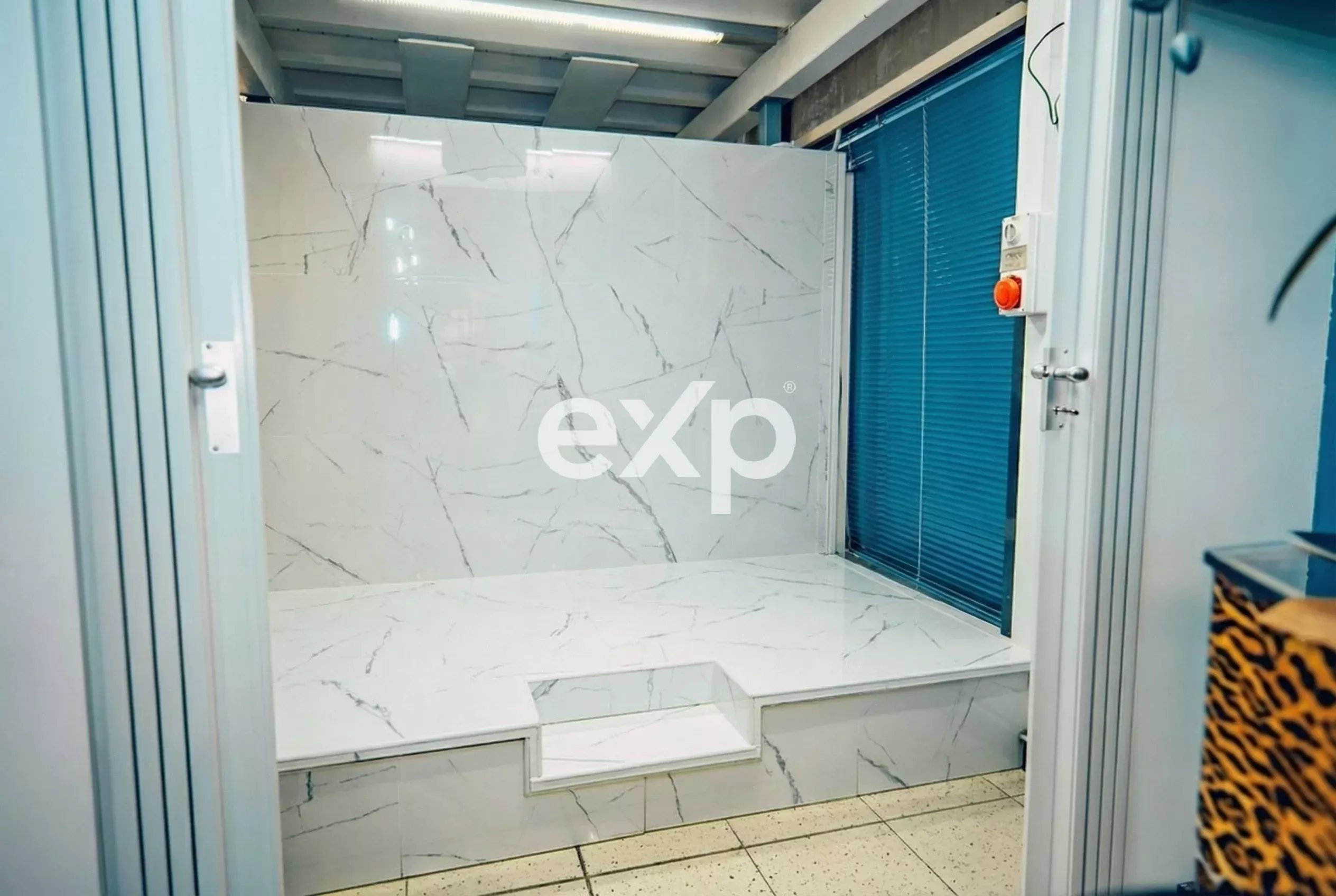 Locale commerciale di 180 mq su due livelli con doppio ingresso e vetrine
