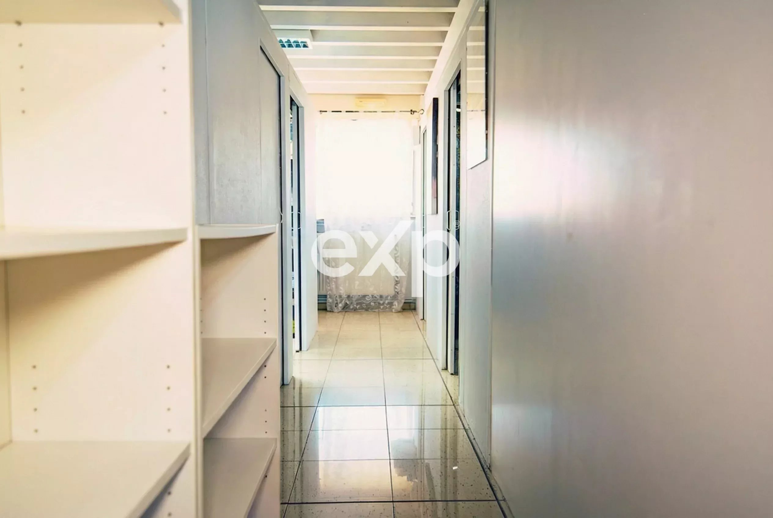 Locale commerciale di 180 mq su due livelli con doppio ingresso e vetrine
