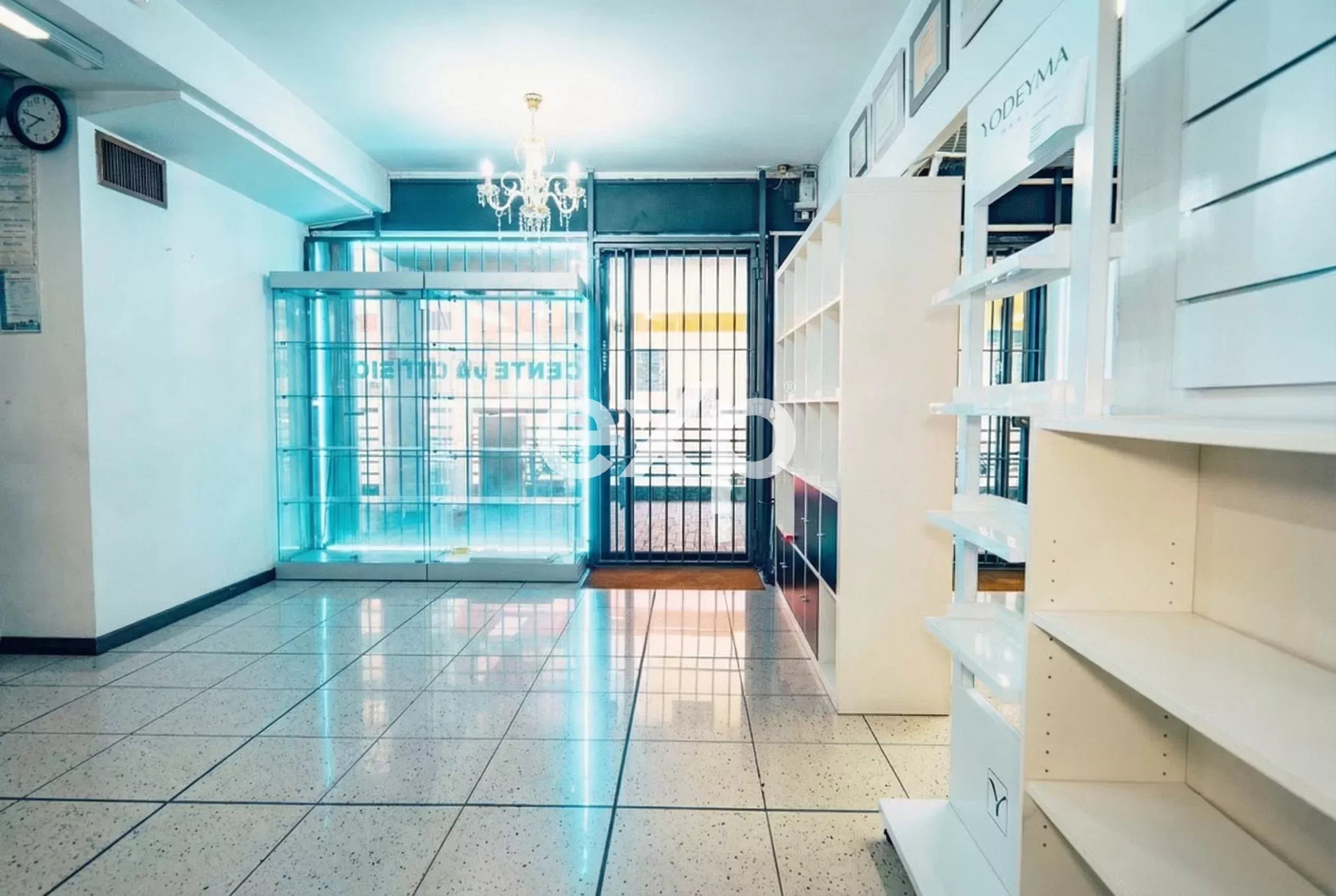 Locale commerciale di 180 mq su due livelli con doppio ingresso e vetrine