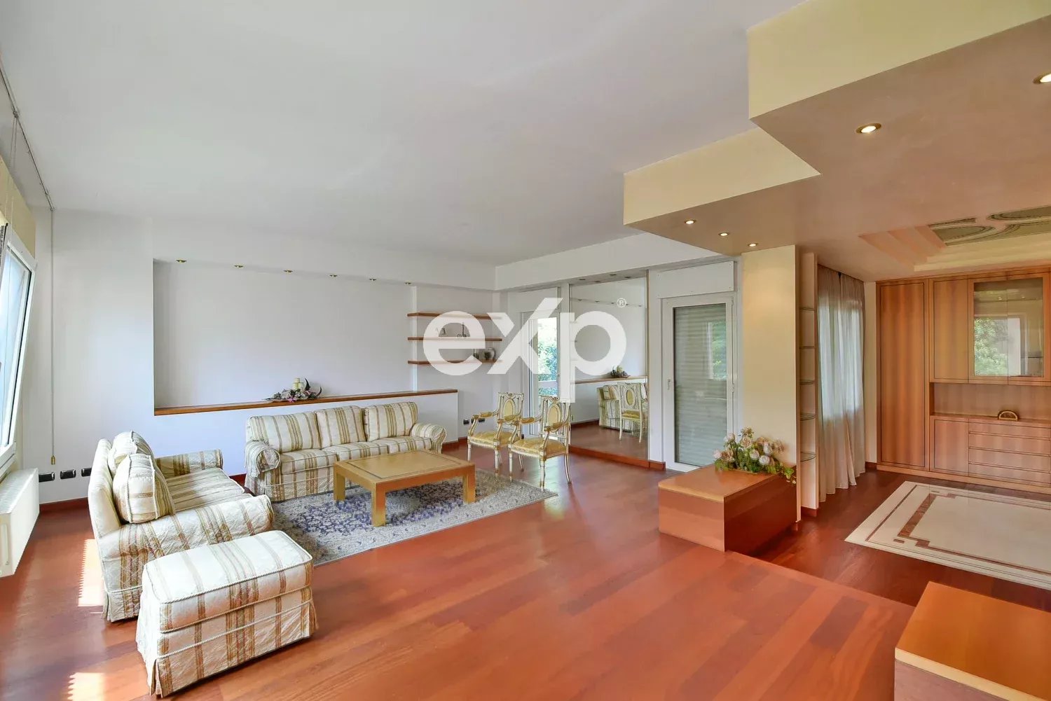 ELEGANTE VILLA SINGOLA CON GIARDINO