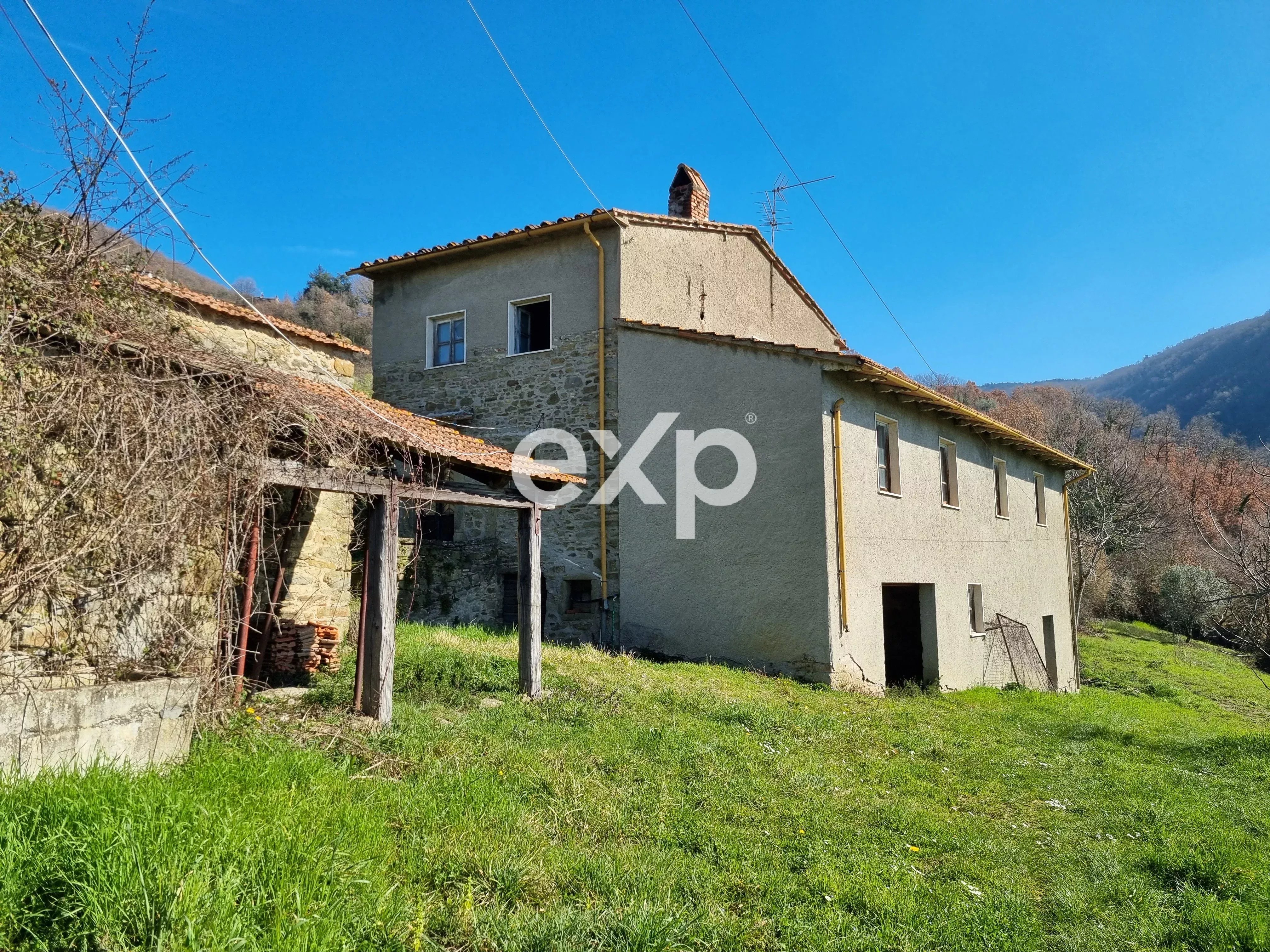 Antico Borgo in Pietra con Vista Mozzafiato sull'Alpe di Catenaia
