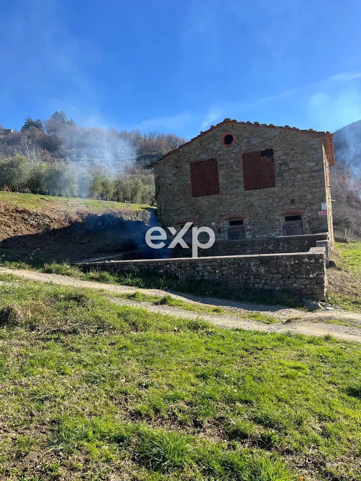 Antico Borgo in Pietra con Vista Mozzafiato sull'Alpe di Catenaia