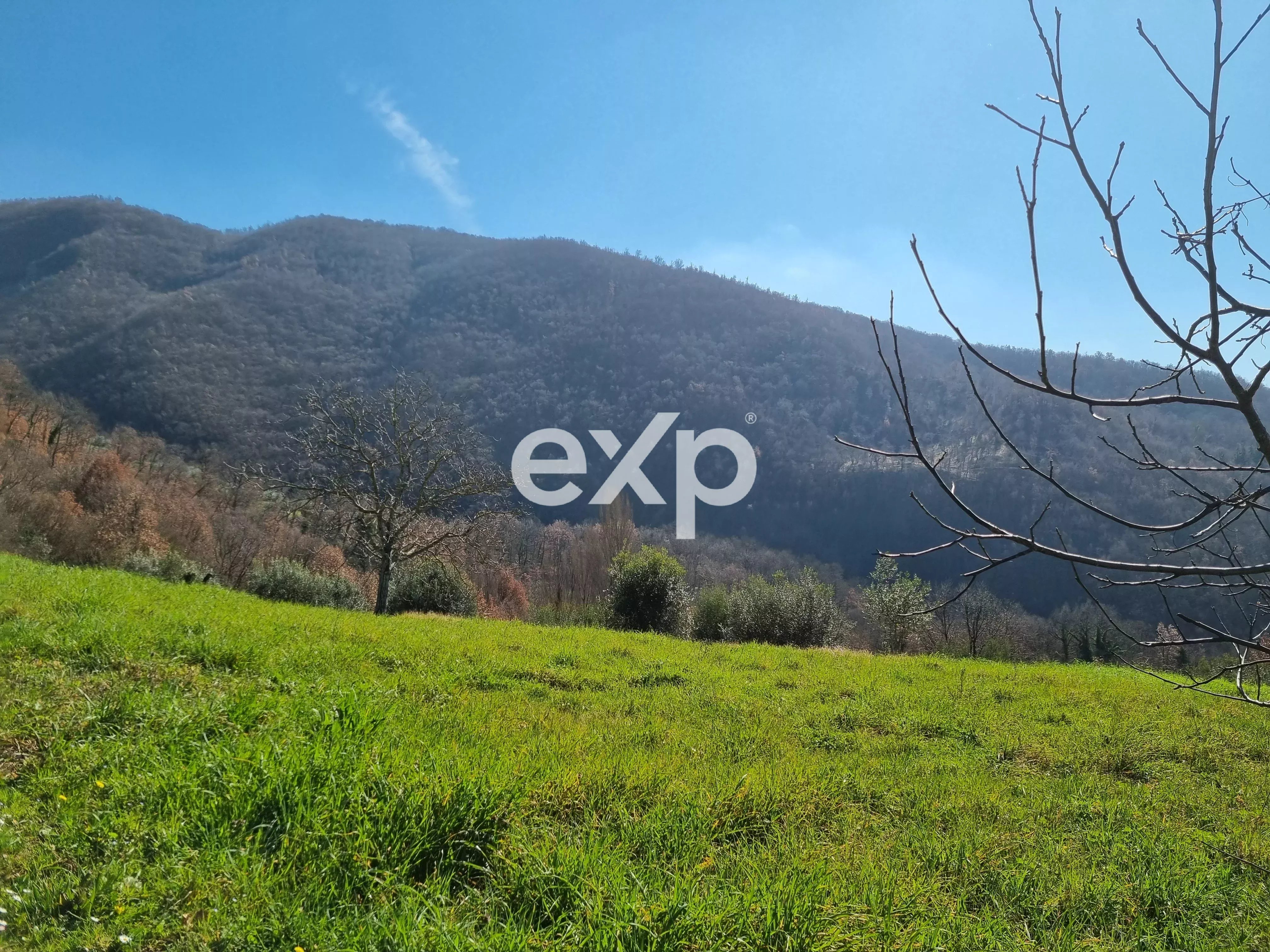 Antico Borgo in Pietra con Vista Mozzafiato sull'Alpe di Catenaia