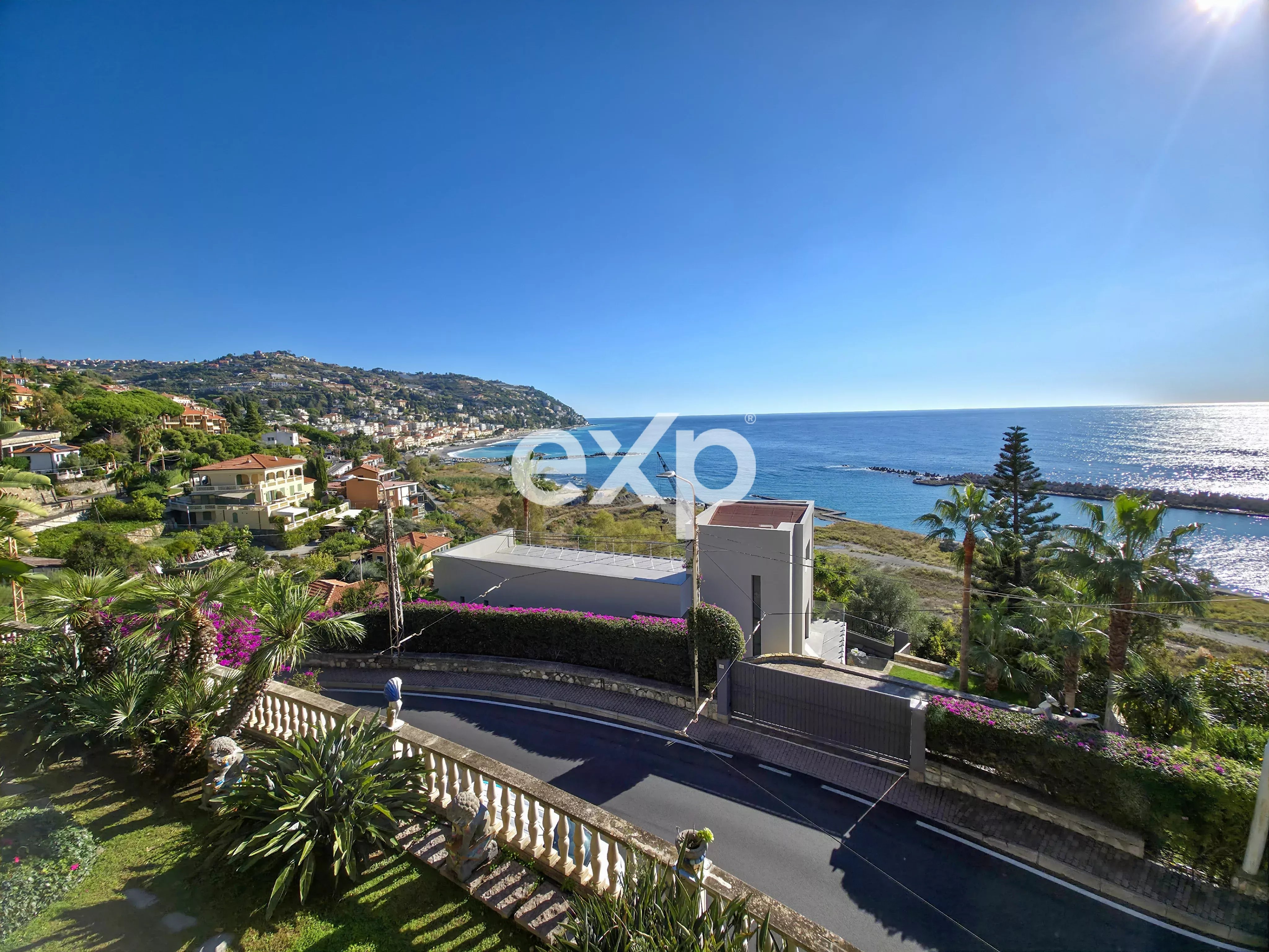 Ospedaletti – Prestigioso appartamento vista mare in residence con piscina e portineria