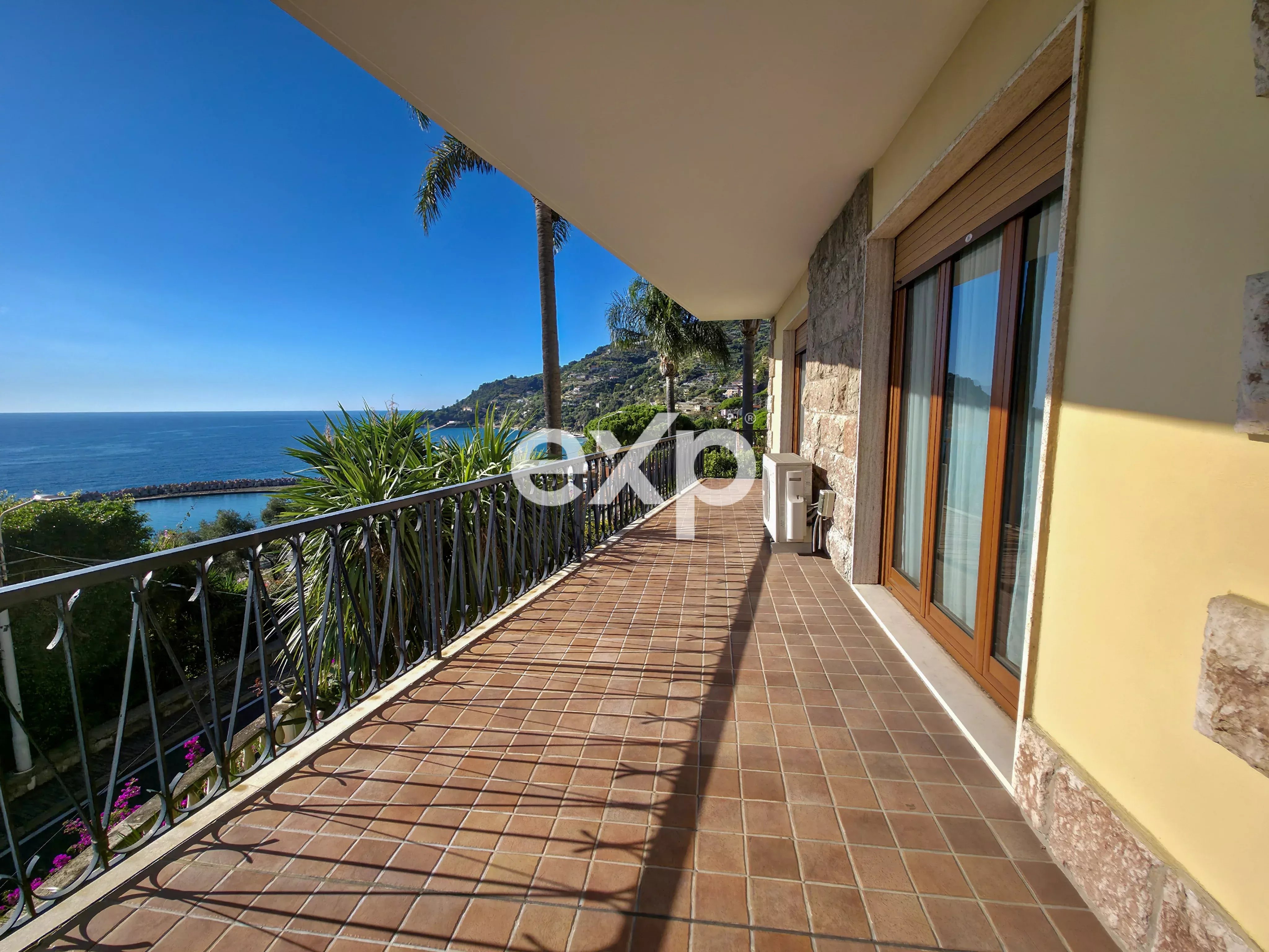 Ospedaletti – Prestigioso appartamento vista mare in residence con piscina e portineria