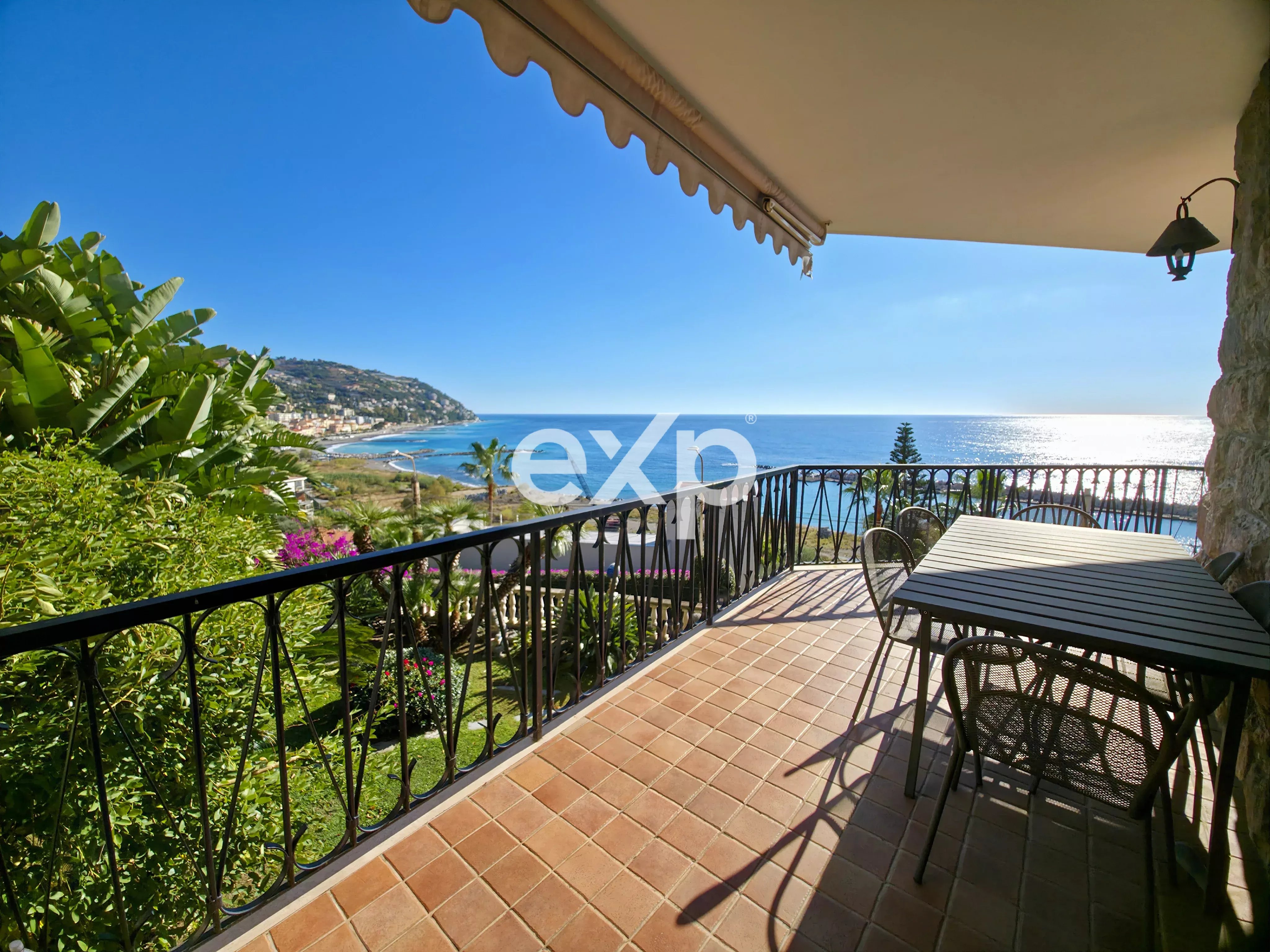 Ospedaletti – Prestigioso appartamento vista mare in residence con piscina e portineria