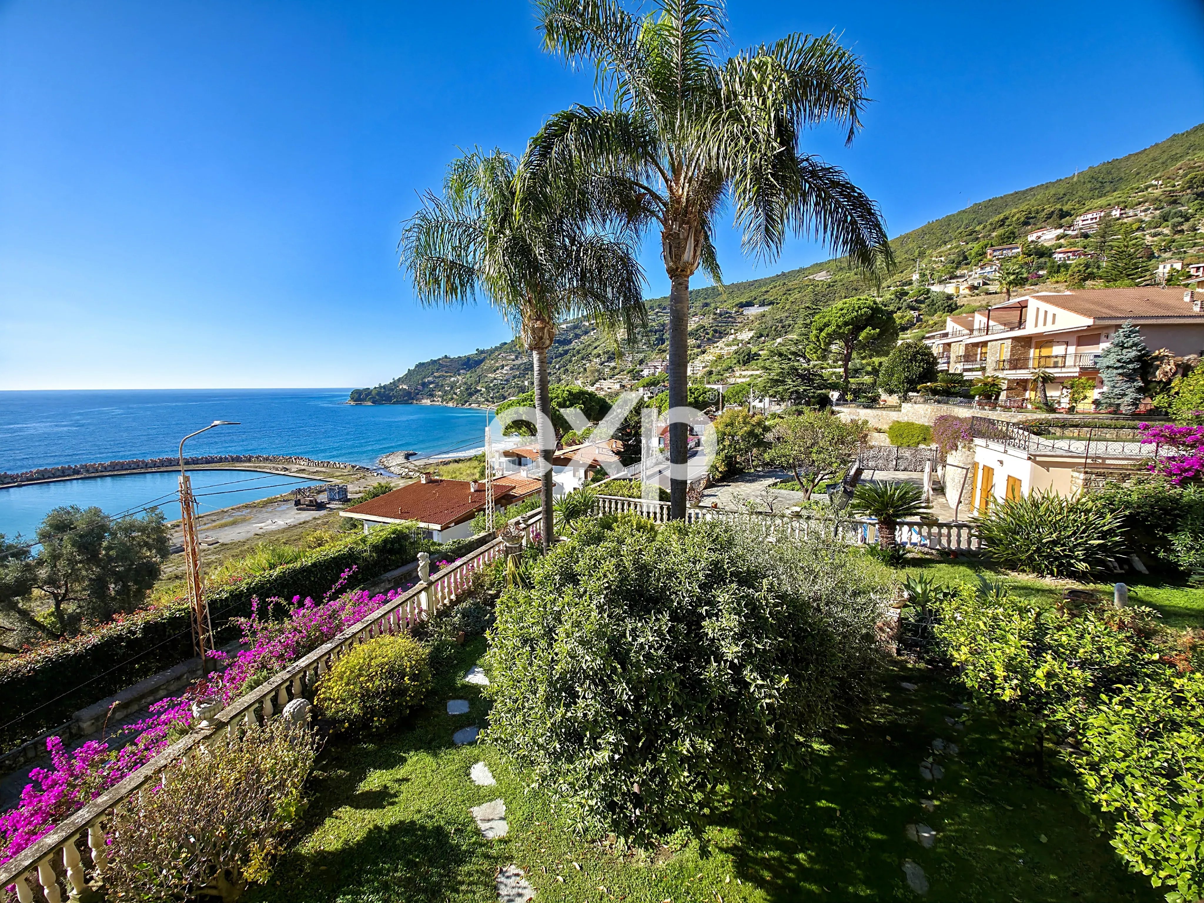 Ospedaletti – Prestigioso appartamento vista mare in residence con piscina e portineria