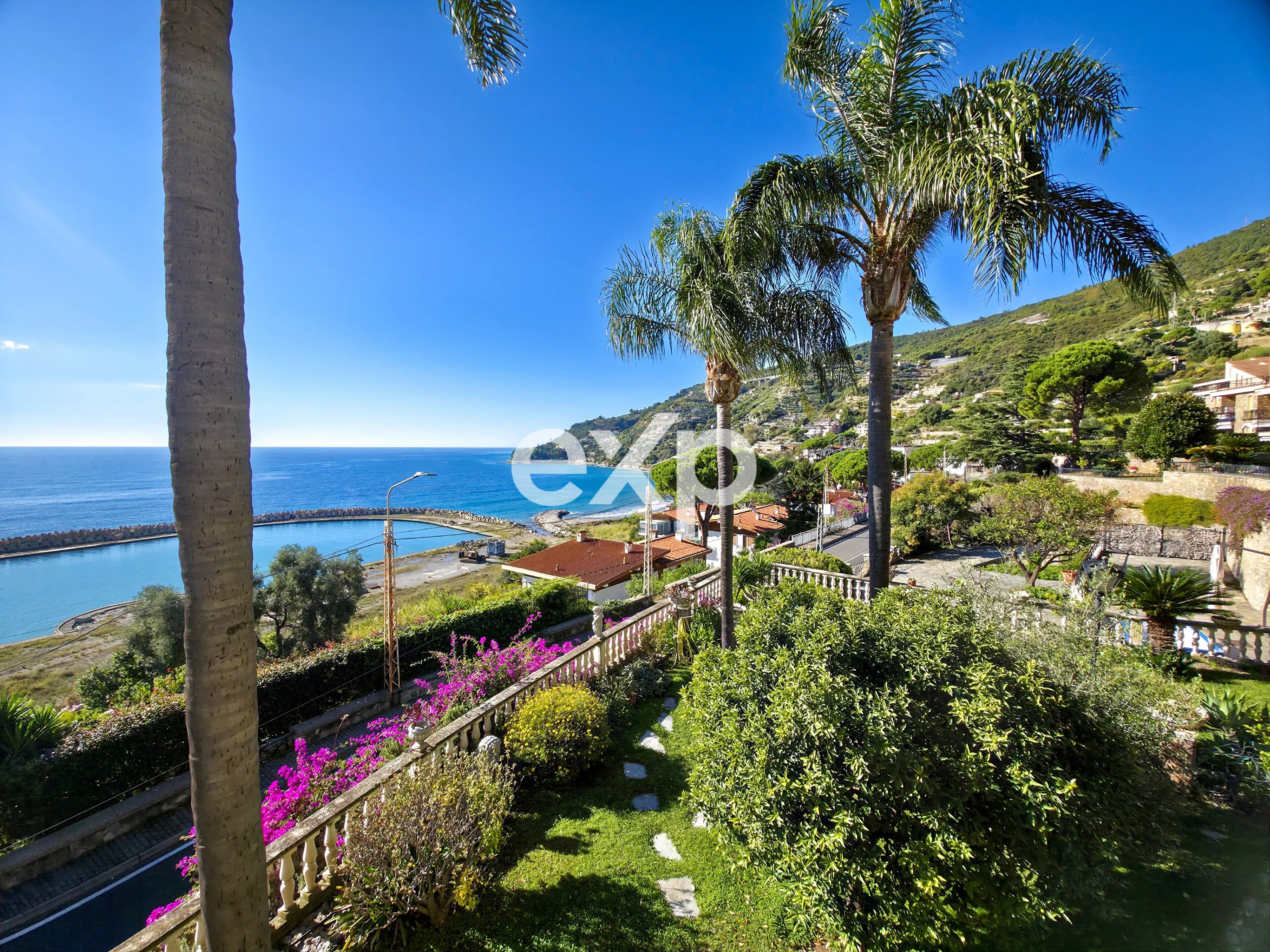 Ospedaletti – Prestigioso appartamento vista mare in residence con piscina e portineria