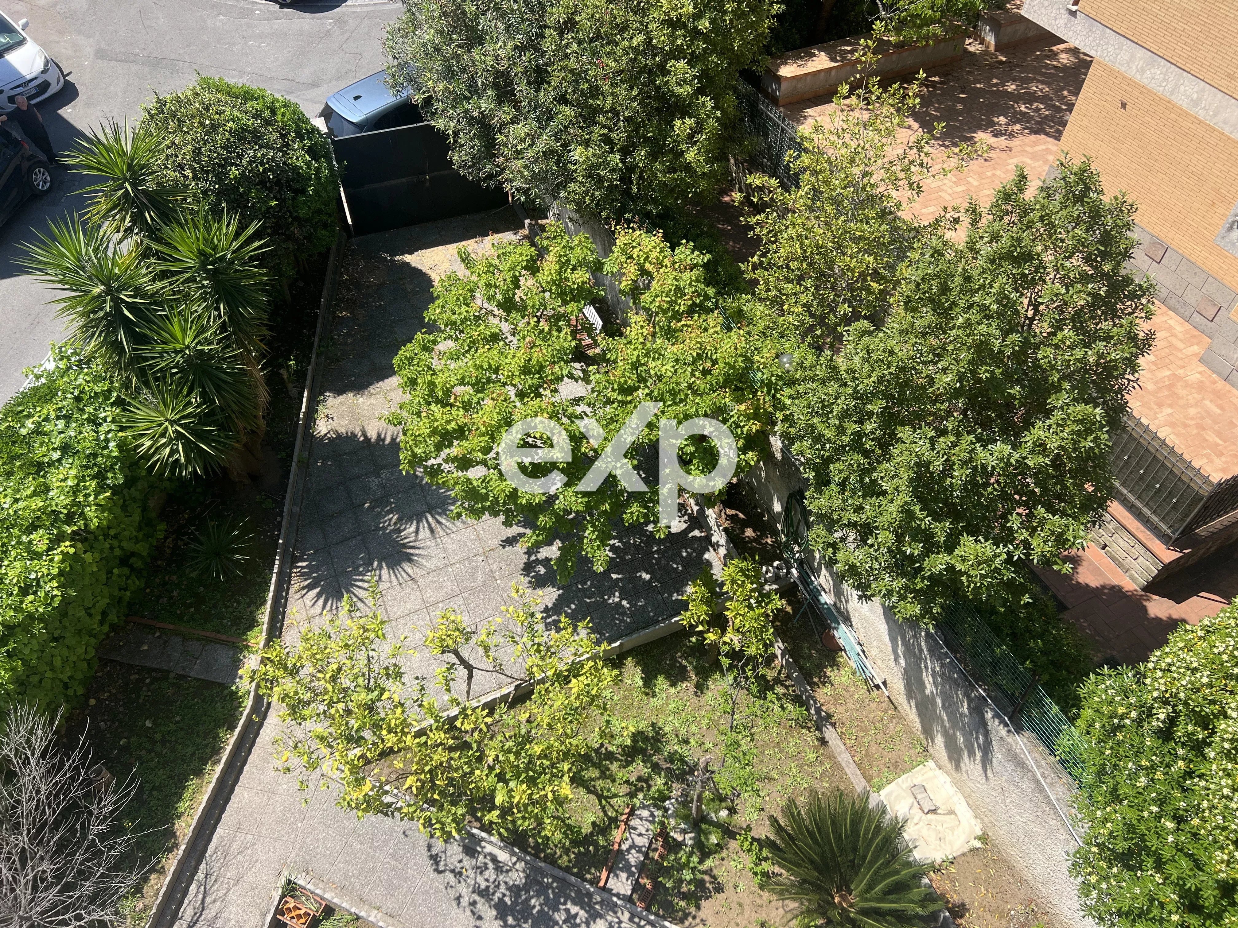 Villa con due appartamenti -box doppio - giardino - Fidene - € 540.000