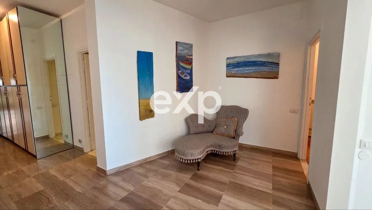 Sanremo Foce – Ampio appartamento vista mare con piscina, terrazzo e possibilità frazionamento