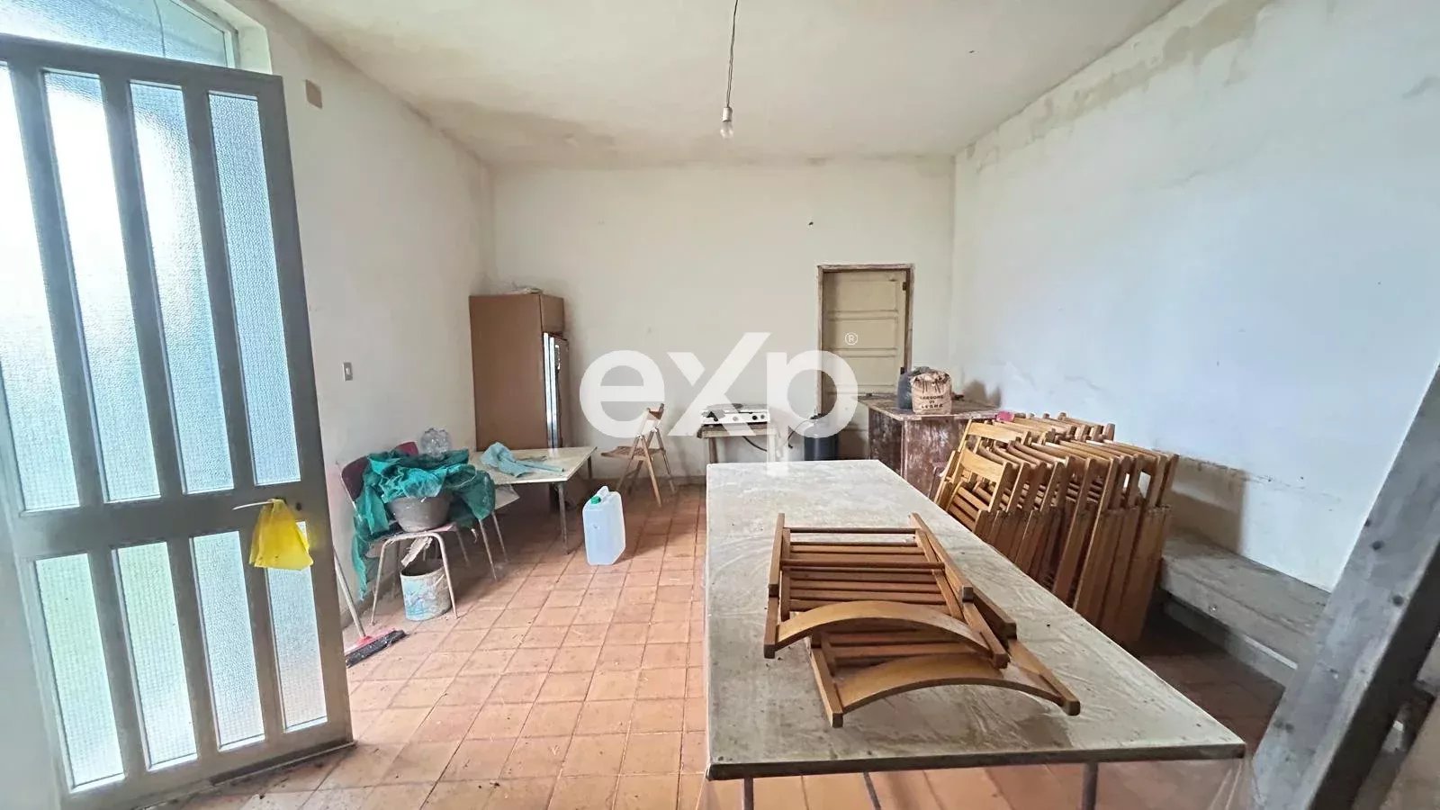 Magazzino di 42 mq con terreno agricolo.
