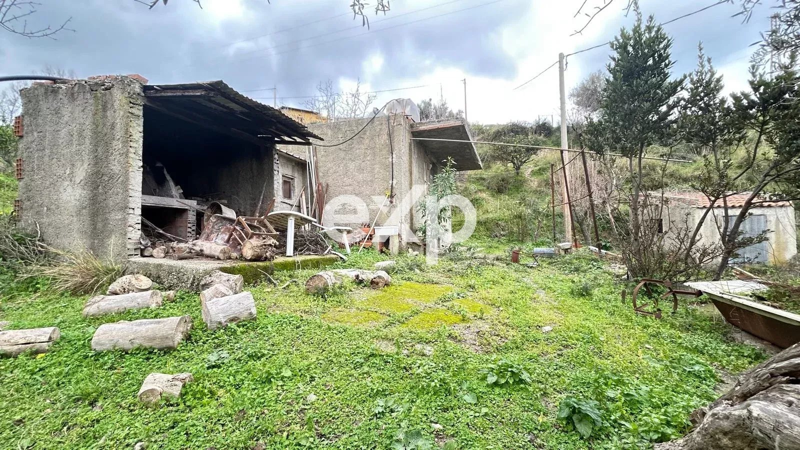 Magazzino di 42 mq con terreno agricolo.