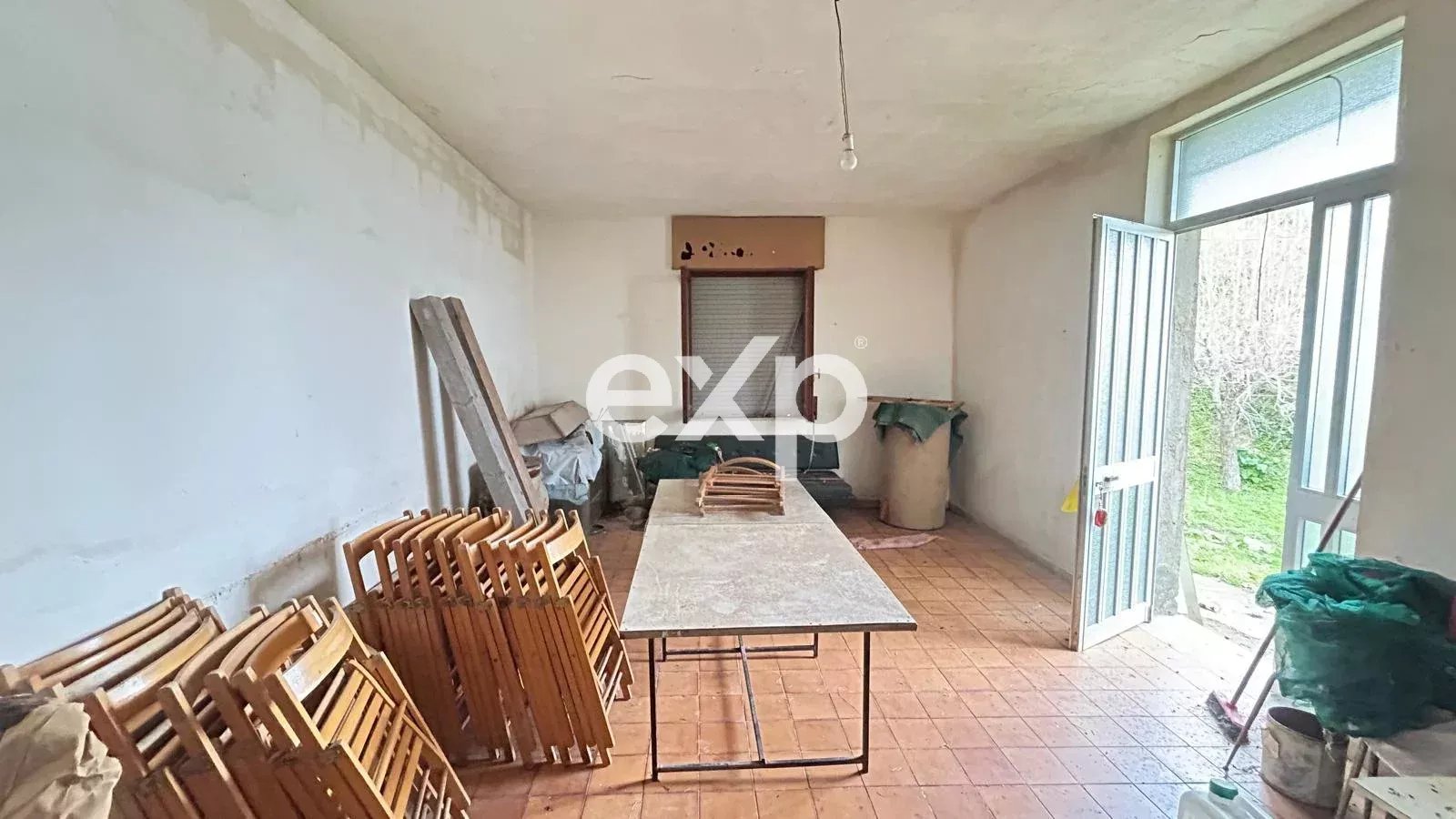 Magazzino di 42 mq con terreno agricolo.