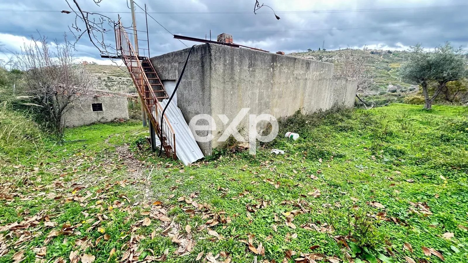 Magazzino di 42 mq con terreno agricolo.
