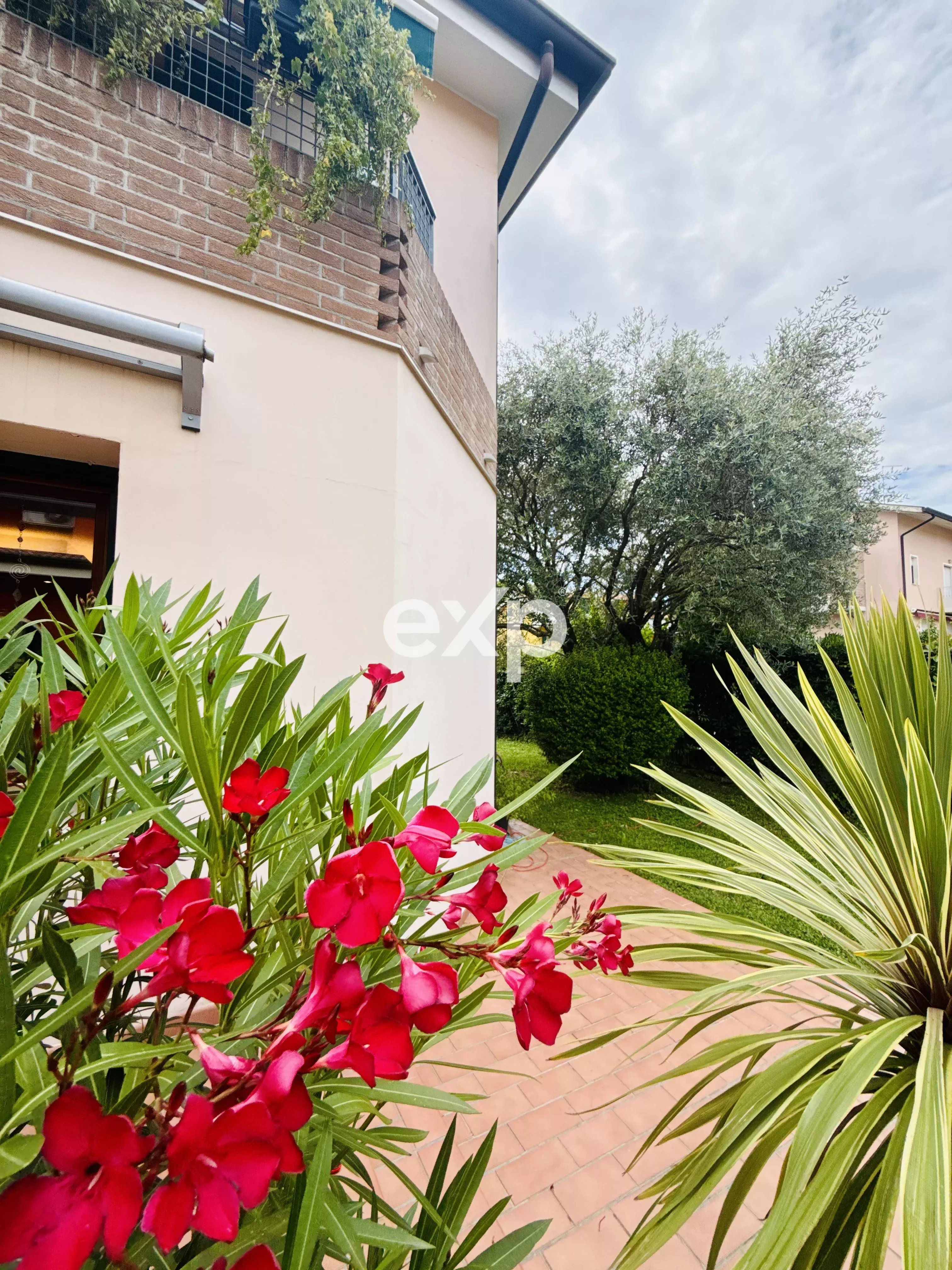“La metratura perfetta per una giovane famiglia o per chi cerca l'indipendenza senza lo stress di una casa troppo grande. Guarda che giardino…”