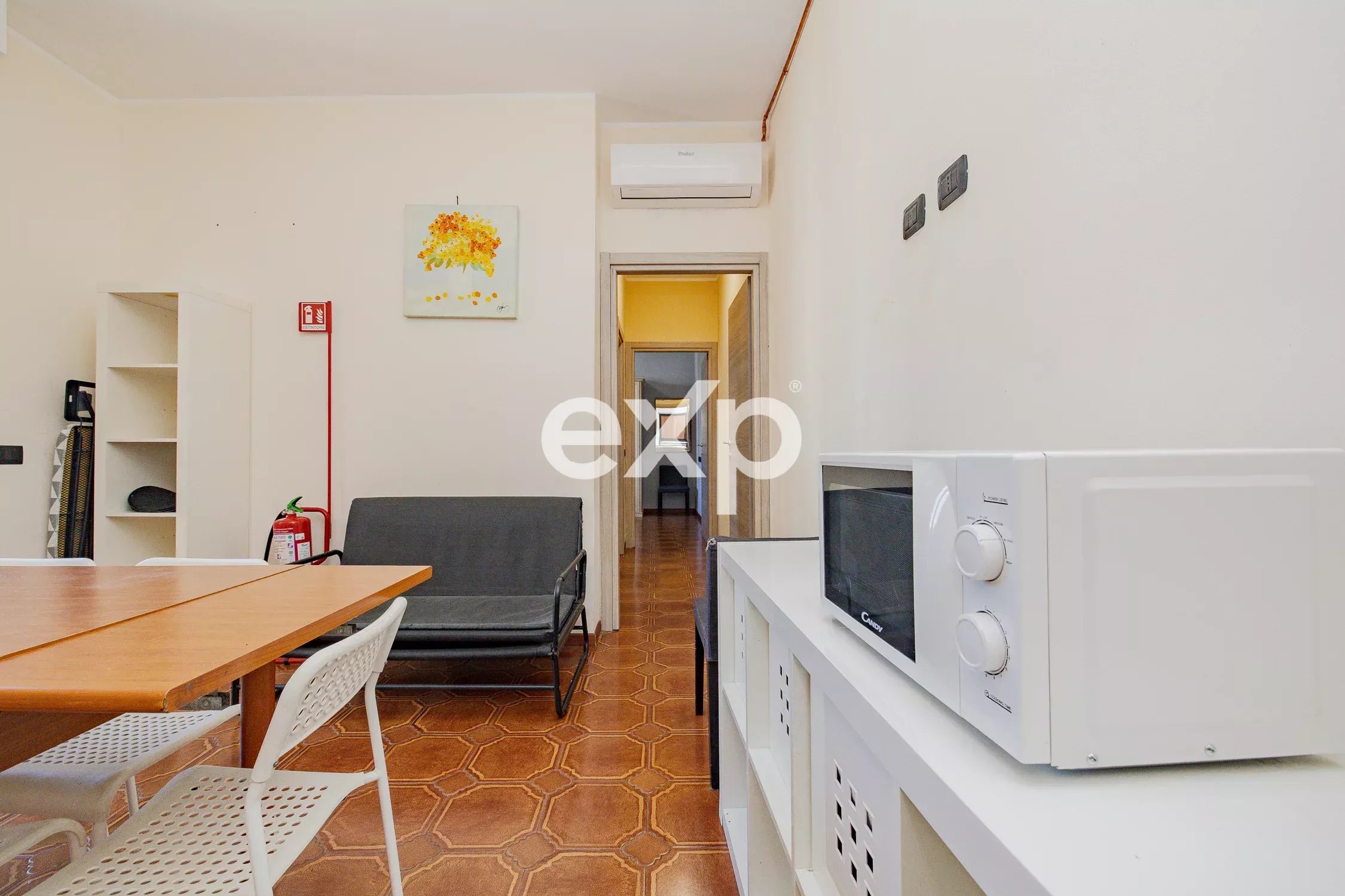 DUE LOCALI DI 50 MQ CON CUCINOTTO