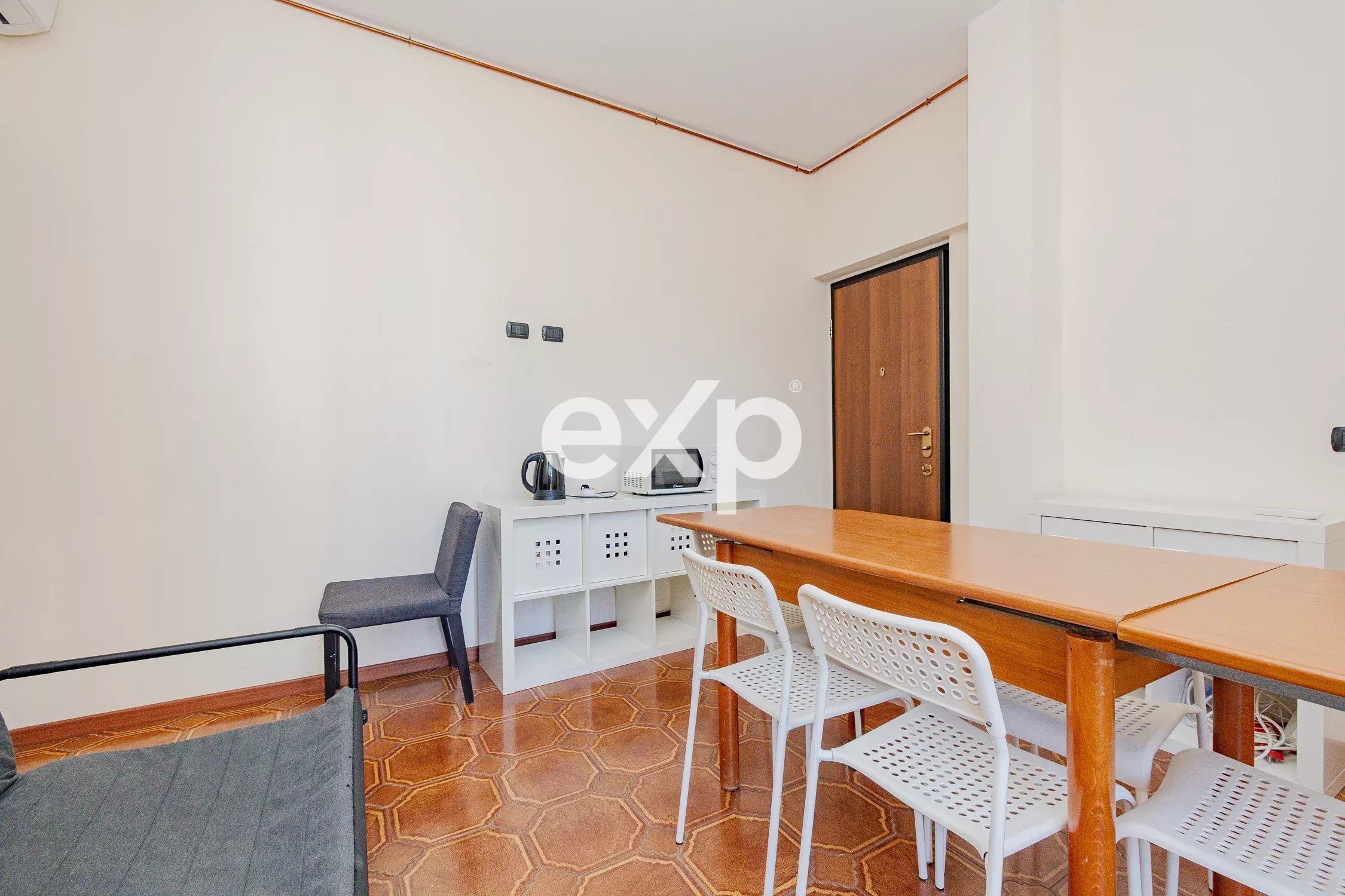 DUE LOCALI DI 50 MQ CON CUCINOTTO