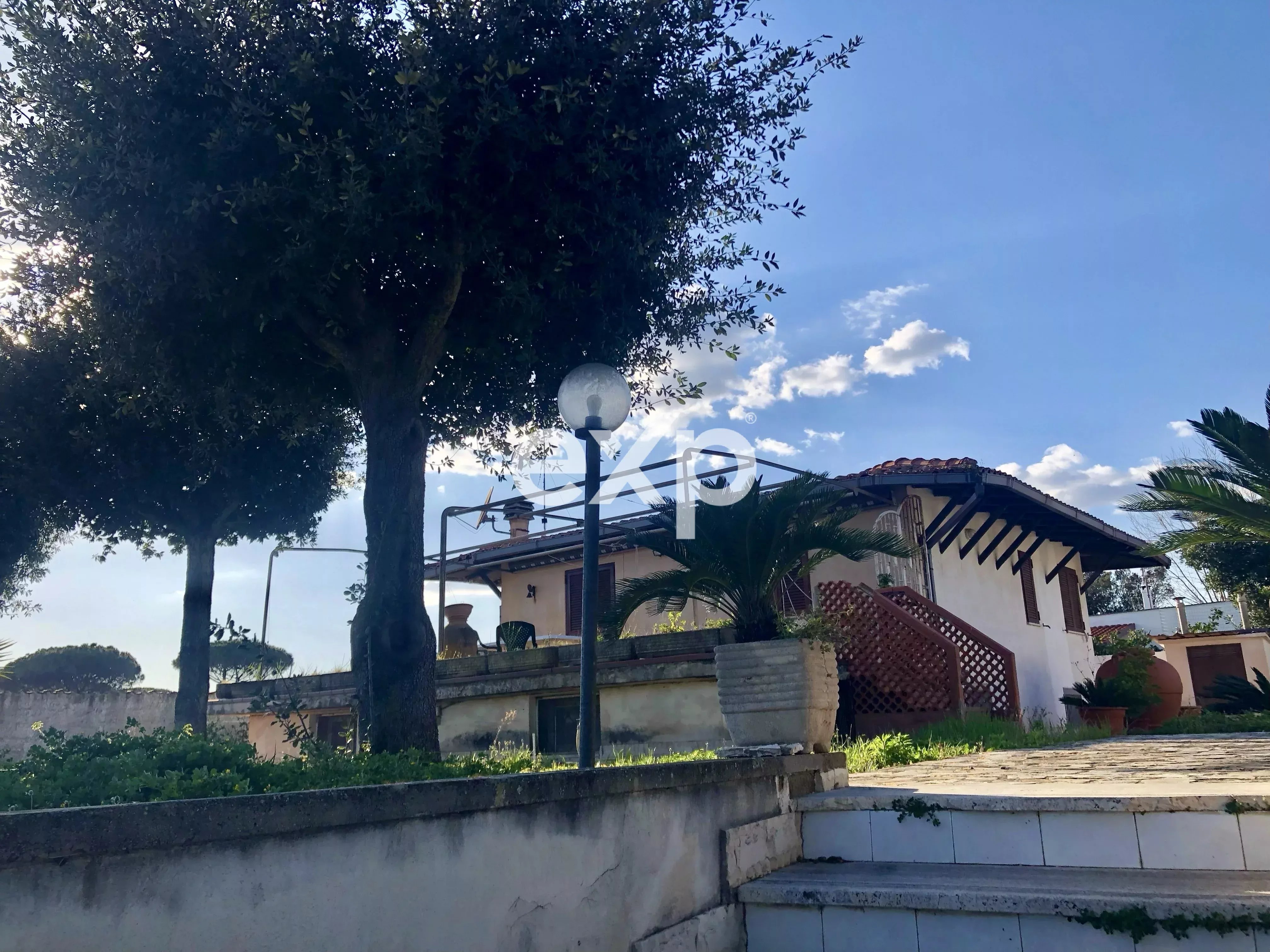 Villa indipendente fronte mare con giardino e piano seminterrato – Baia del Circeo, Terracina