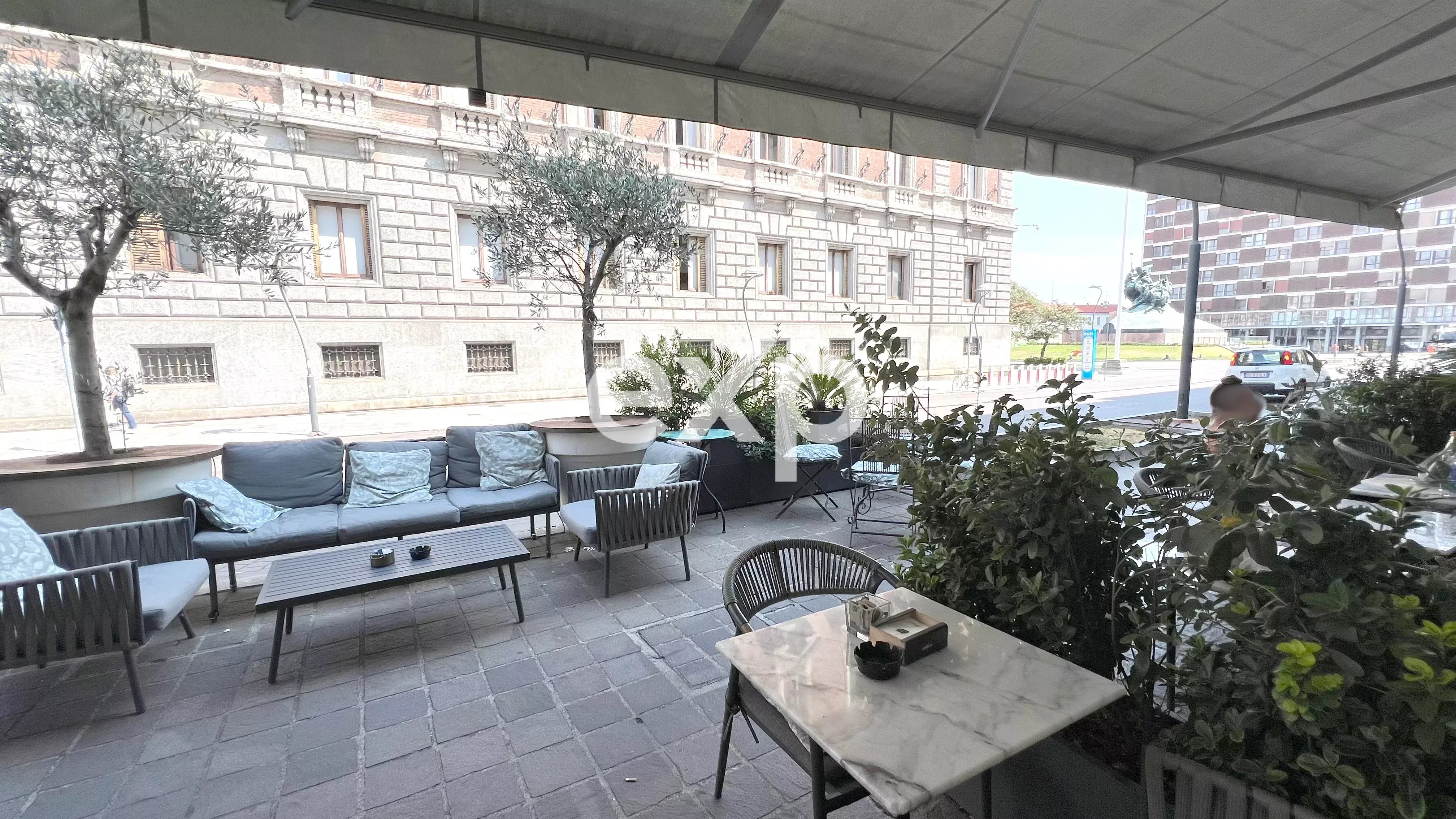 Cessione attività Bar/Caffetteria – Centro Monza | 240 mq | 8 Vetrine | Dehors