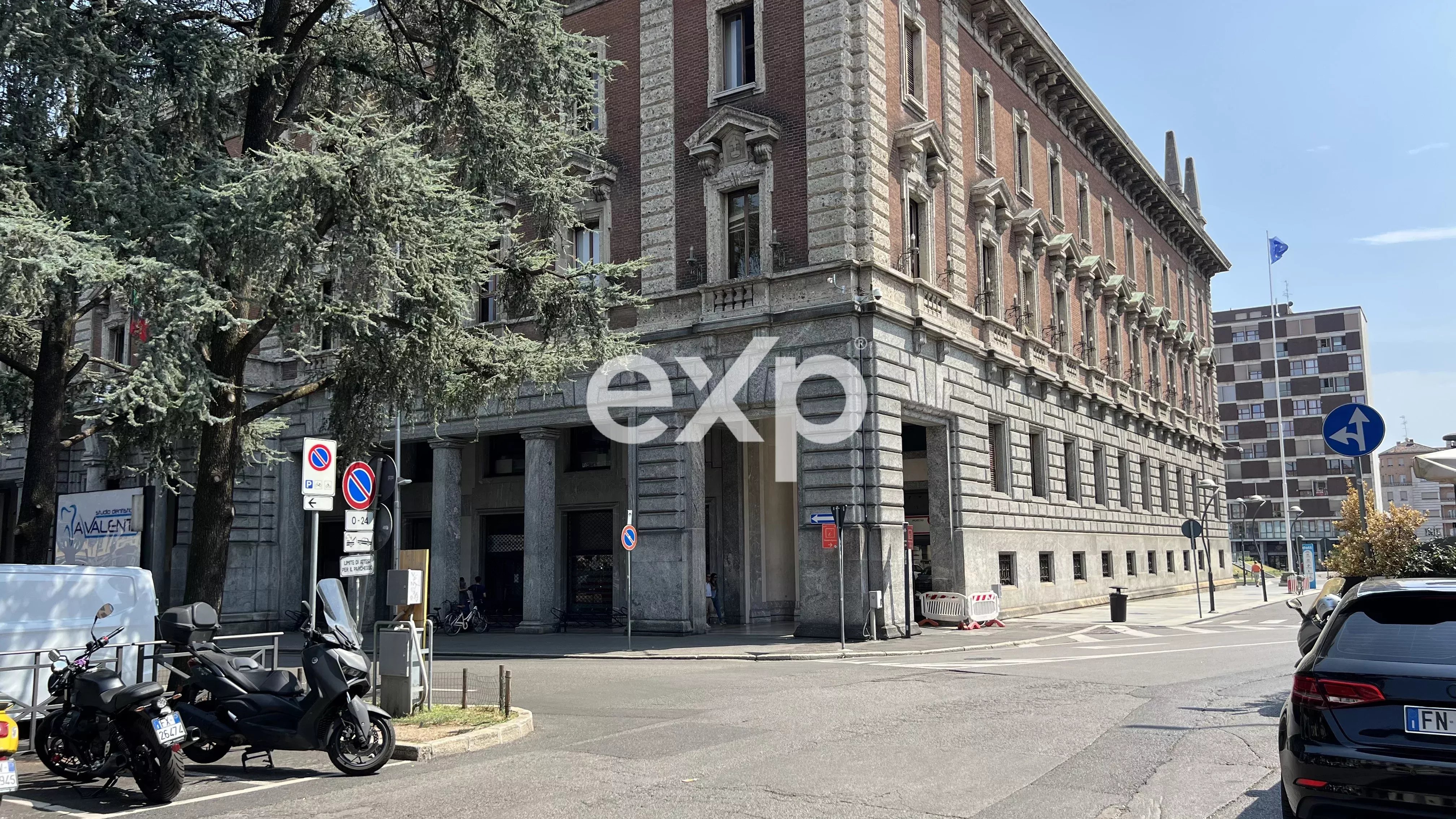 Cessione attività Bar/Caffetteria – Centro Monza | 240 mq | 8 Vetrine | Dehors