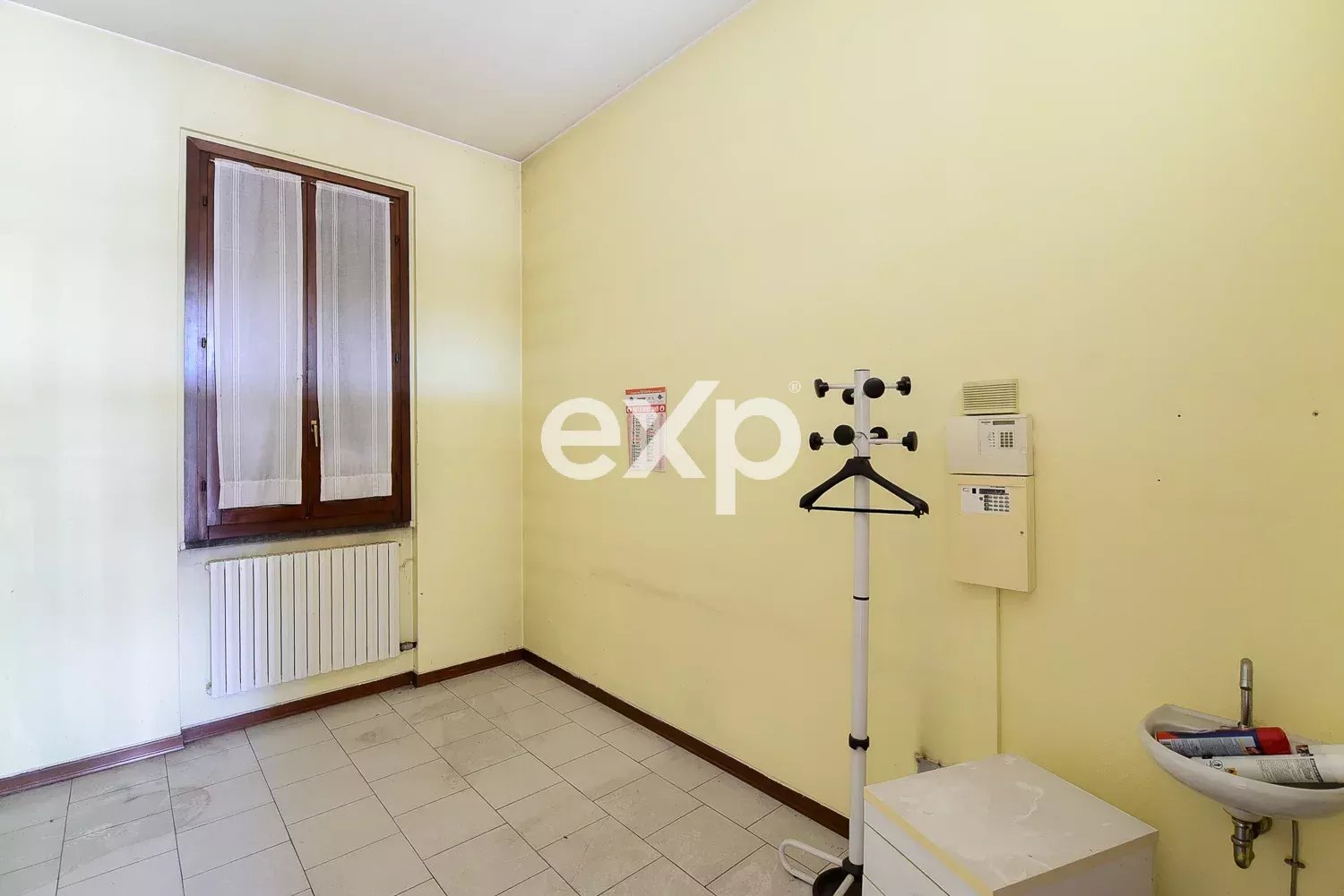 LOCALE COMMERCIALE CON DOPPIO INGRESSO E VETRINA