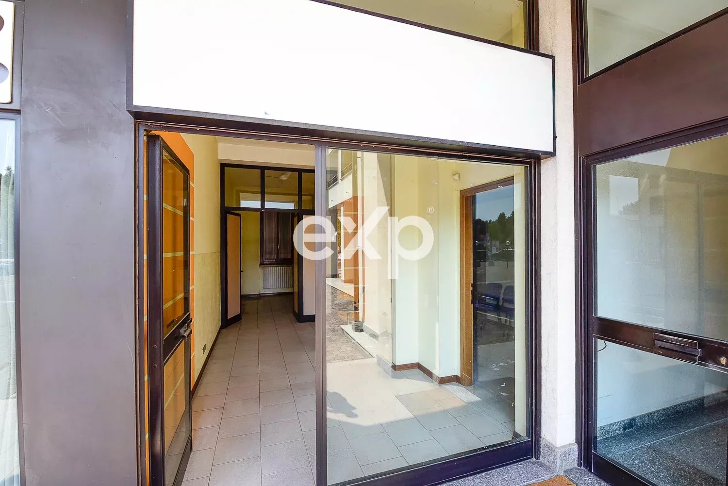 LOCALE COMMERCIALE CON DOPPIO INGRESSO E VETRINA