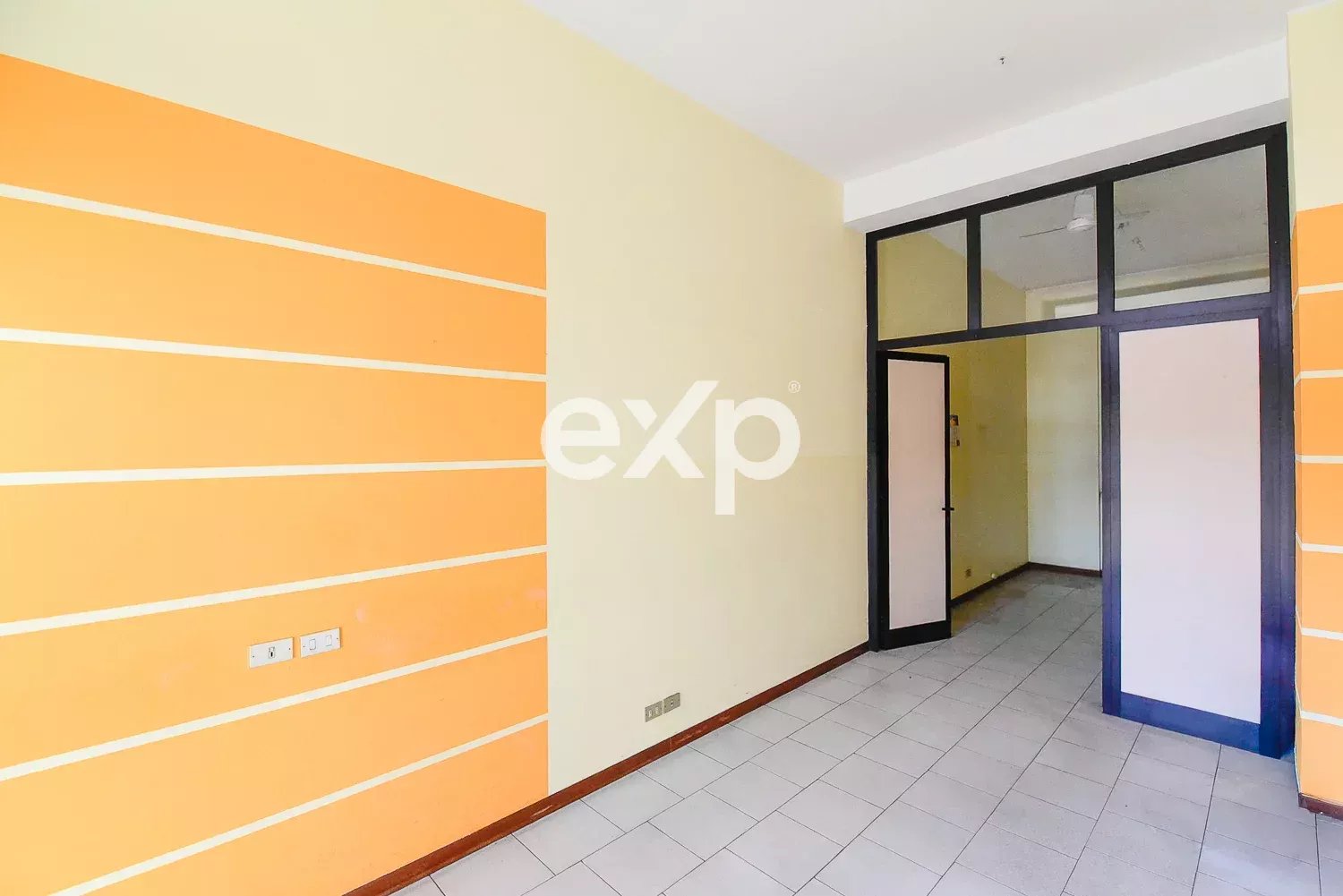 LOCALE COMMERCIALE CON DOPPIO INGRESSO E VETRINA