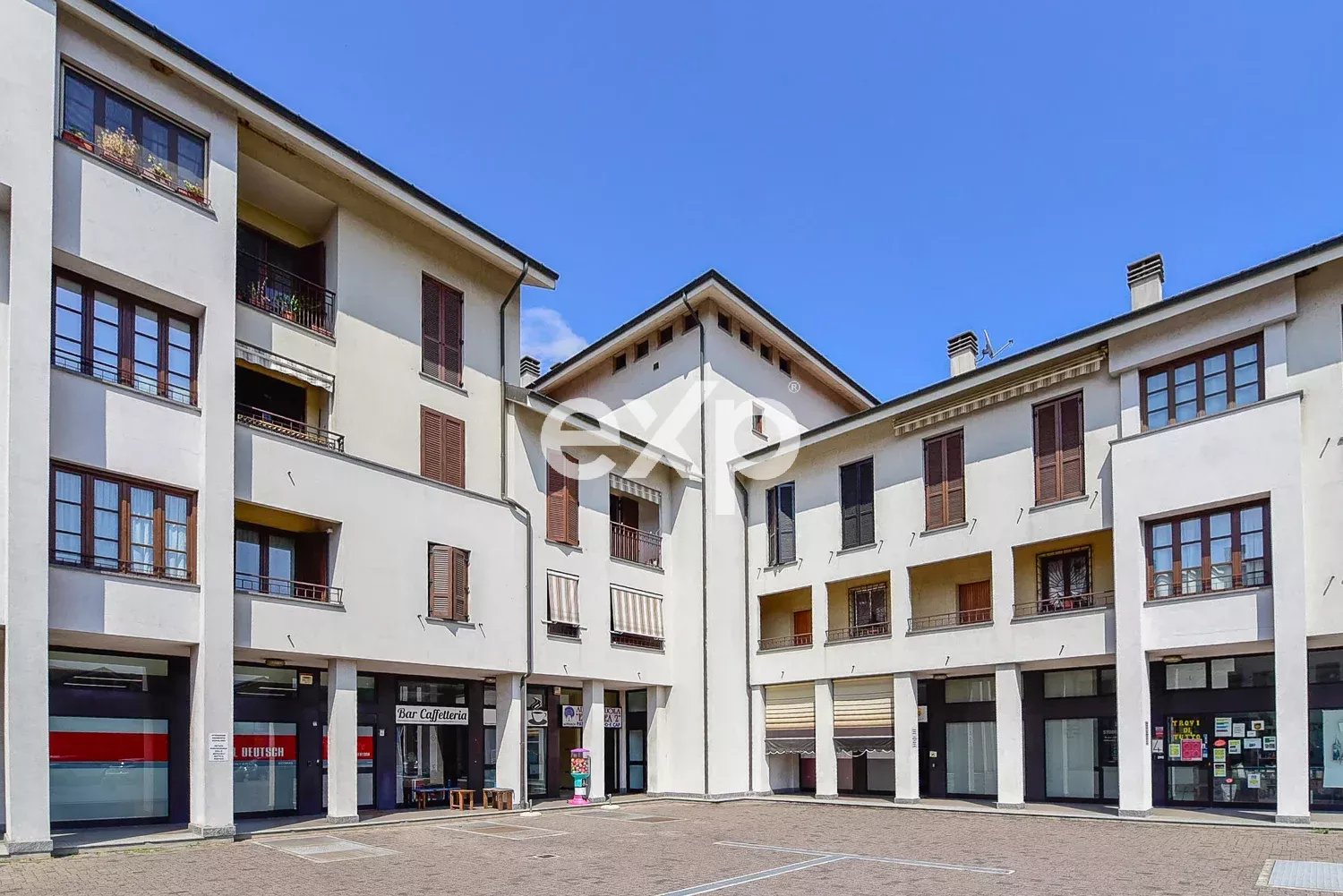 LOCALE COMMERCIALE CON DOPPIO INGRESSO E VETRINA