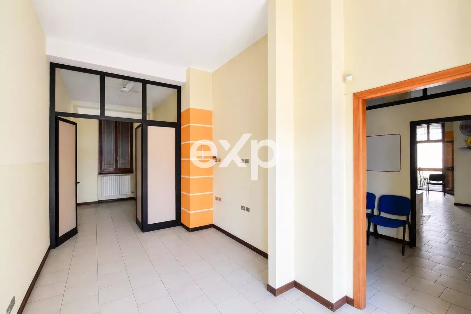 LOCALE COMMERCIALE CON DOPPIO INGRESSO E VETRINA