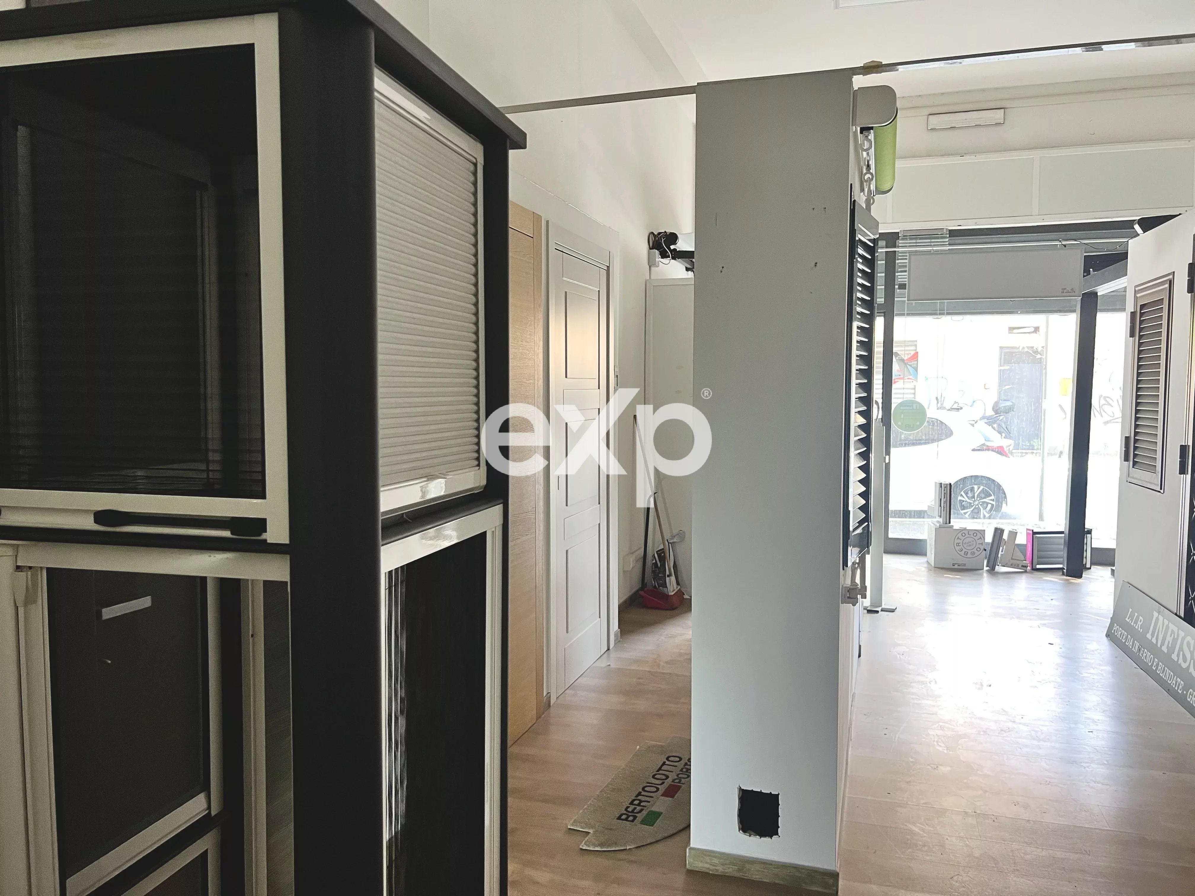Locale commerciale ristrutturato con vetrina - €215.000