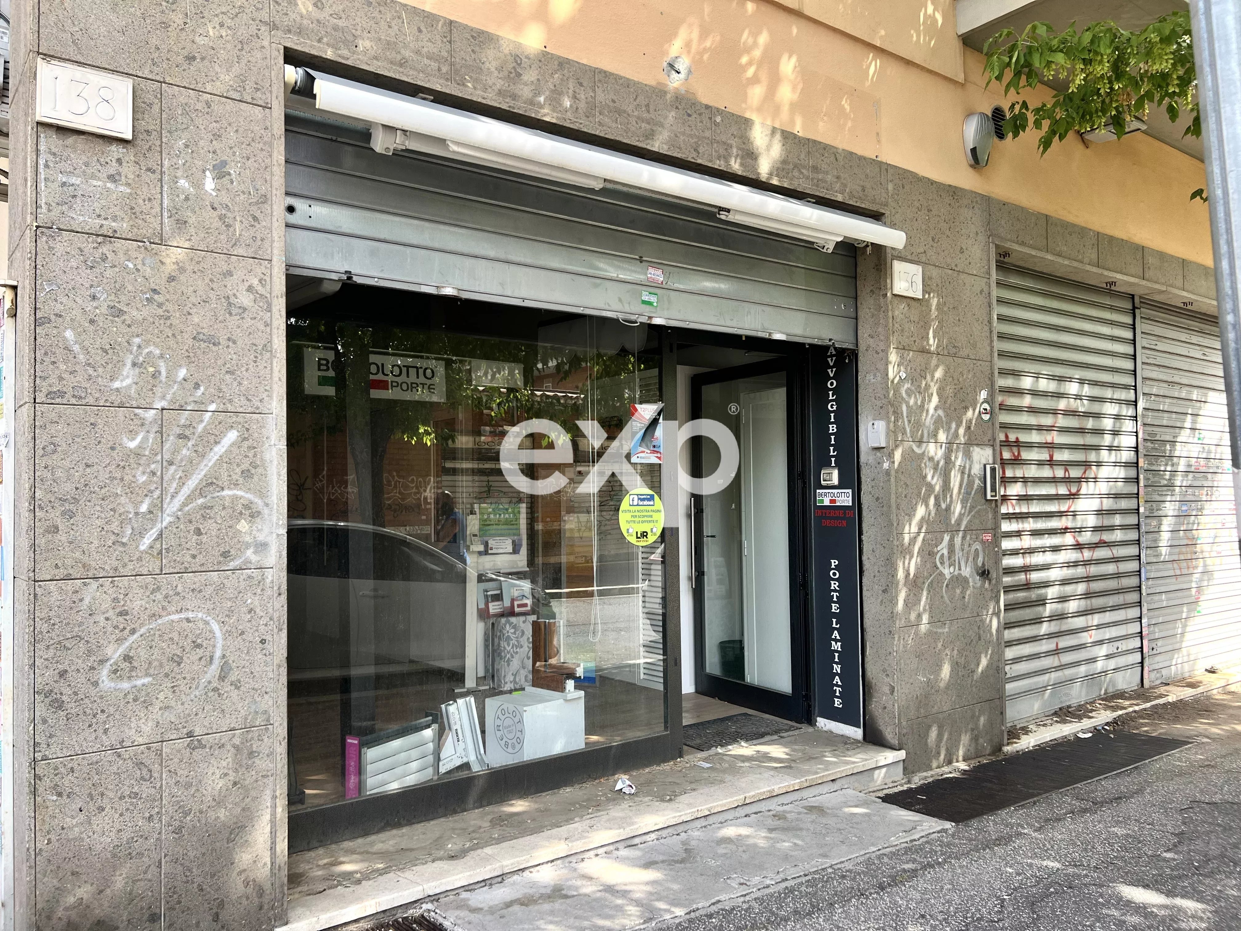 Locale commerciale ristrutturato con vetrina - €215.000