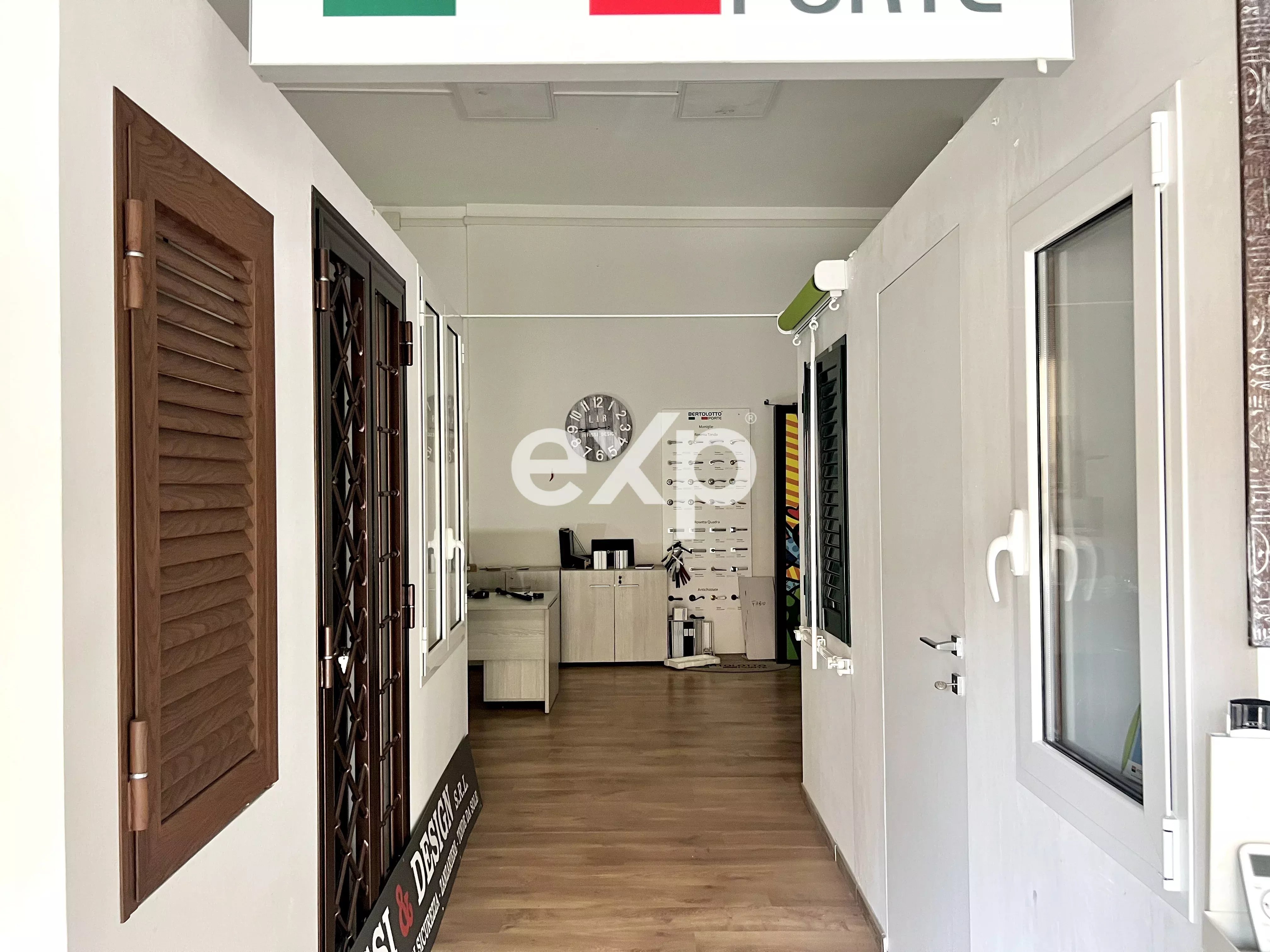 Locale commerciale ristrutturato con vetrina - €215.000