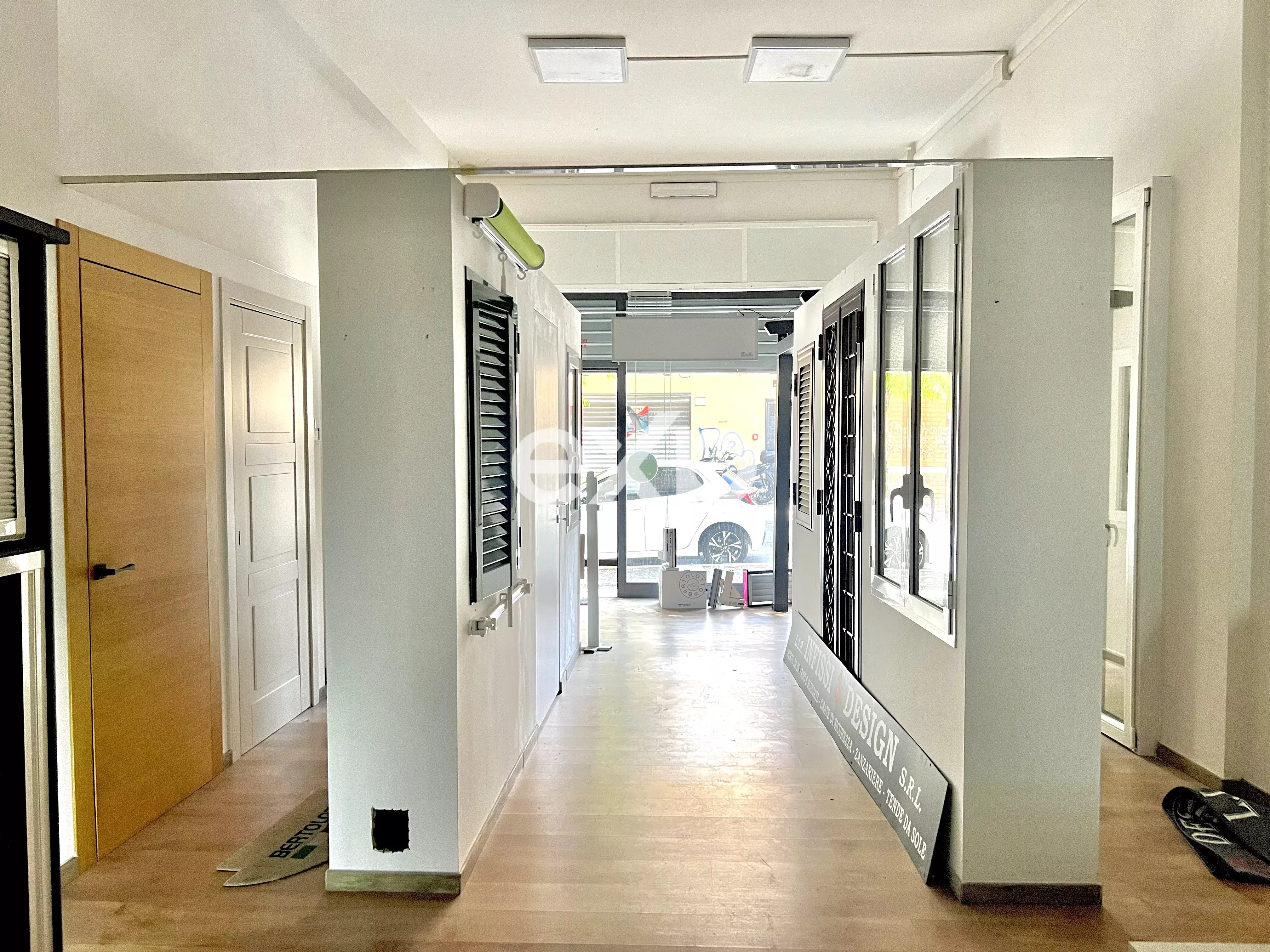 Locale commerciale ristrutturato con vetrina - €215.000