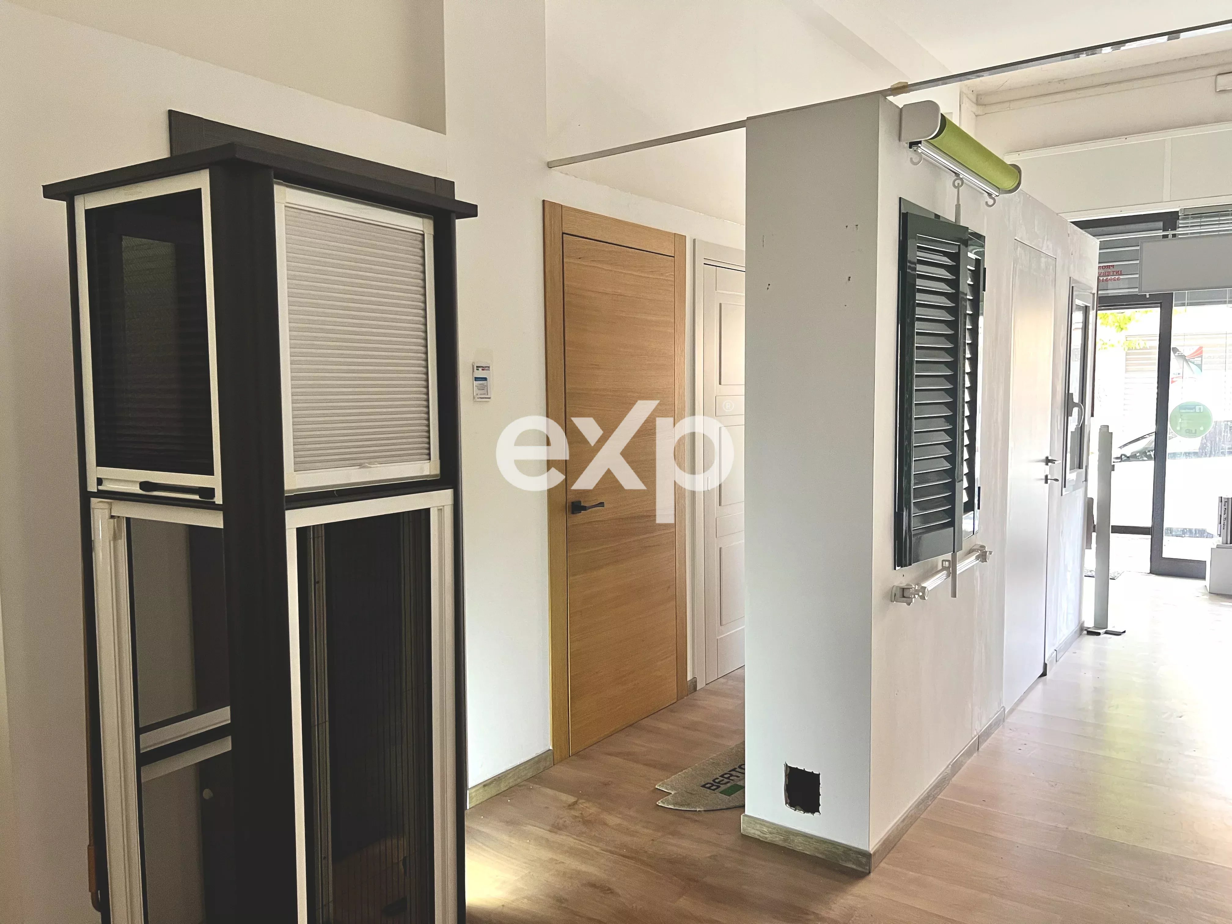 Locale commerciale ristrutturato con vetrina - €215.000