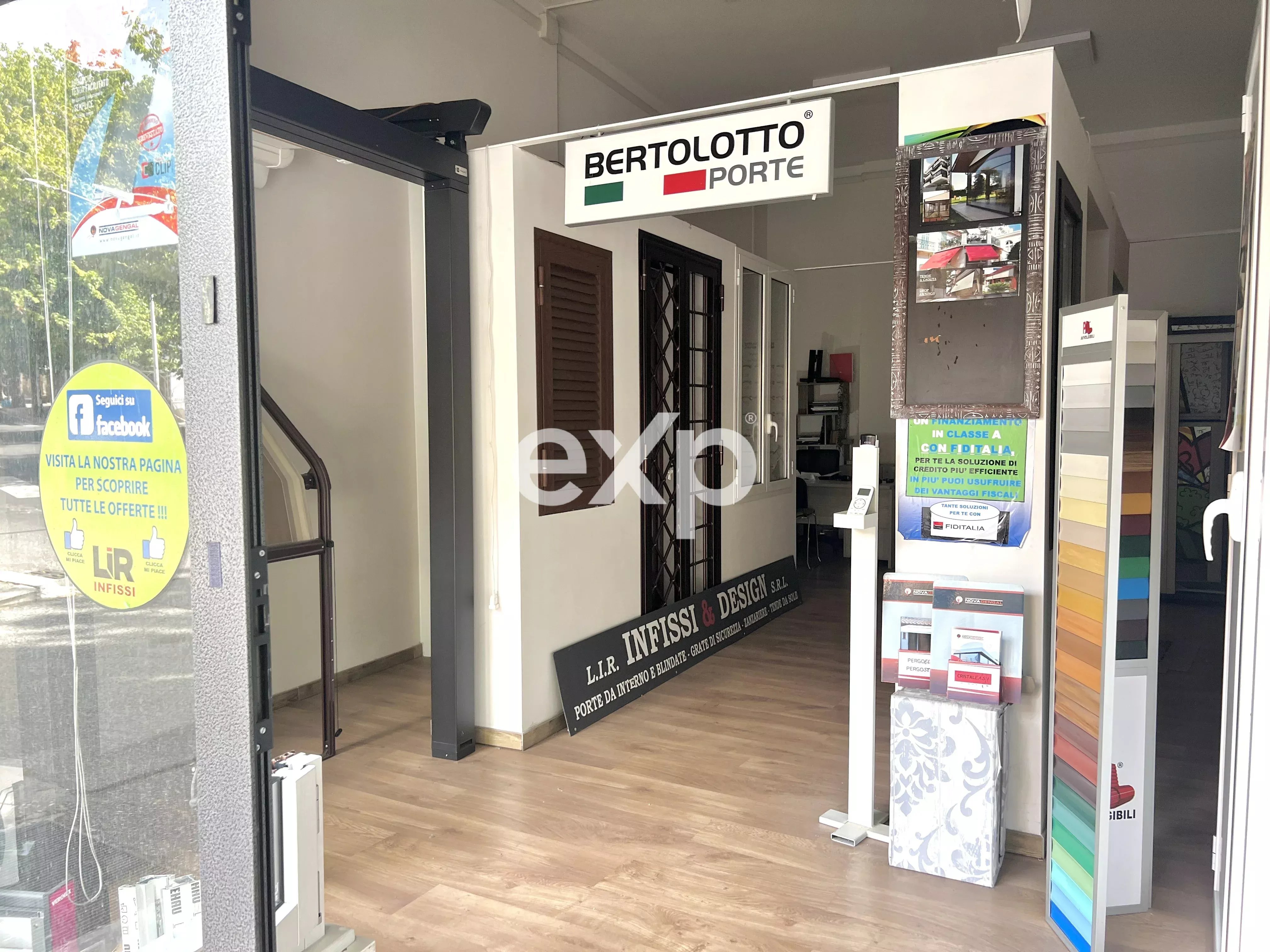 Locale commerciale ristrutturato con vetrina - €215.000