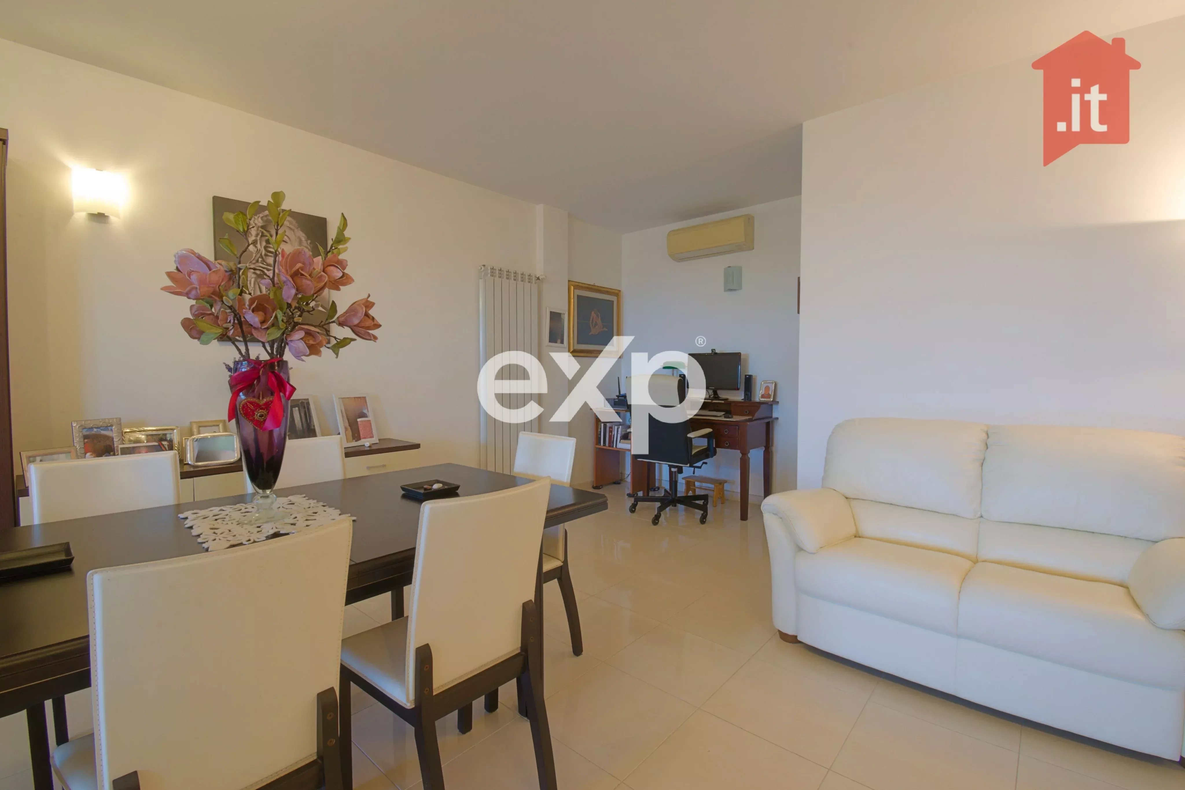 Elegante porzione di villa a schiera sulla collina di Montevecchio