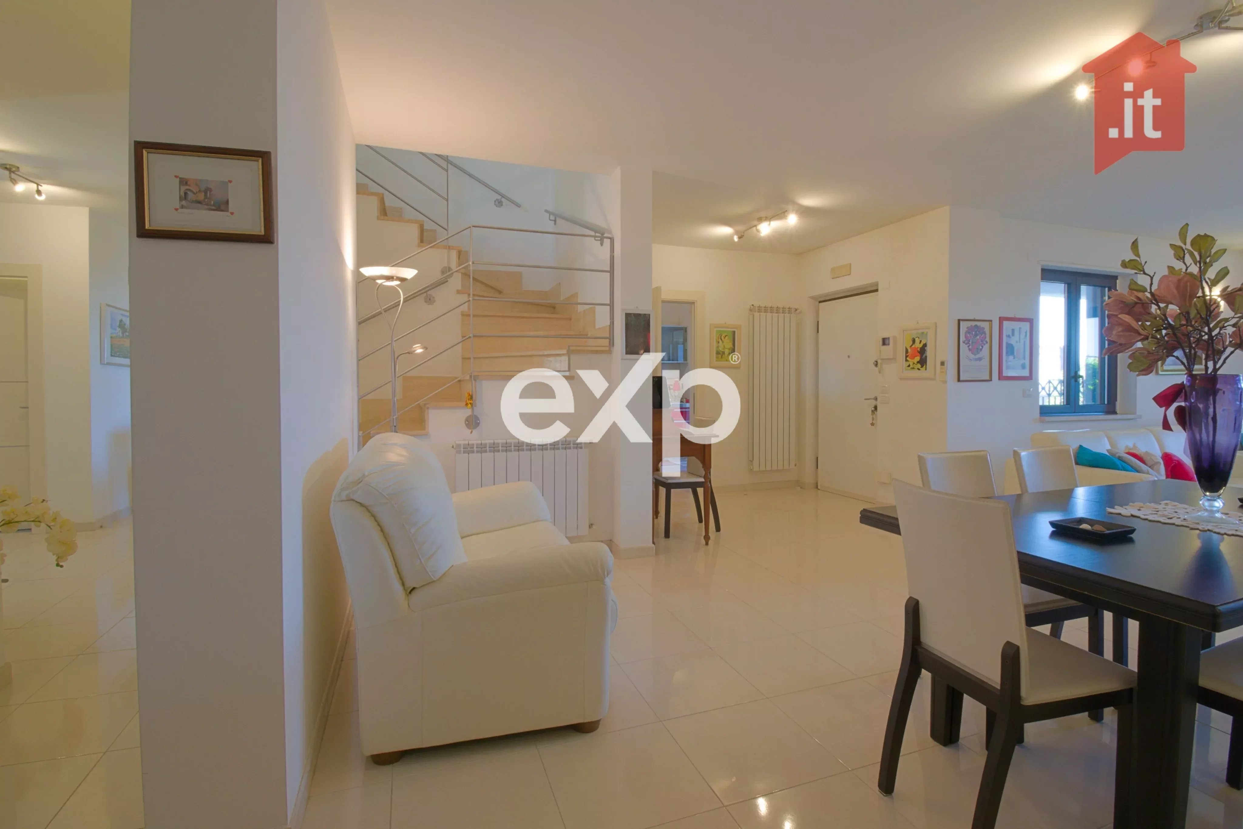 Elegante porzione di villa a schiera sulla collina di Montevecchio